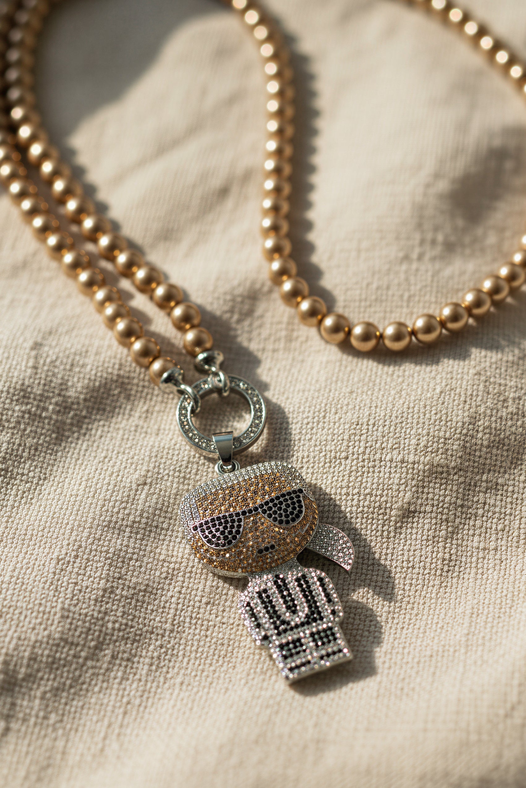 Lange Perlenkette mit Anhänger mit Strasssteinen besetzt