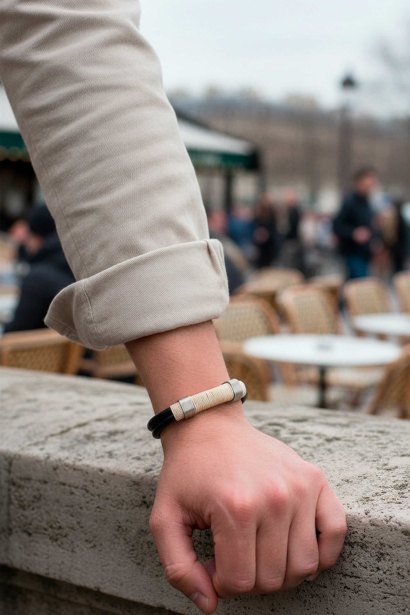 Herrenarmband Schwarz mit beigem Banddetail und Edelstahlverschluss