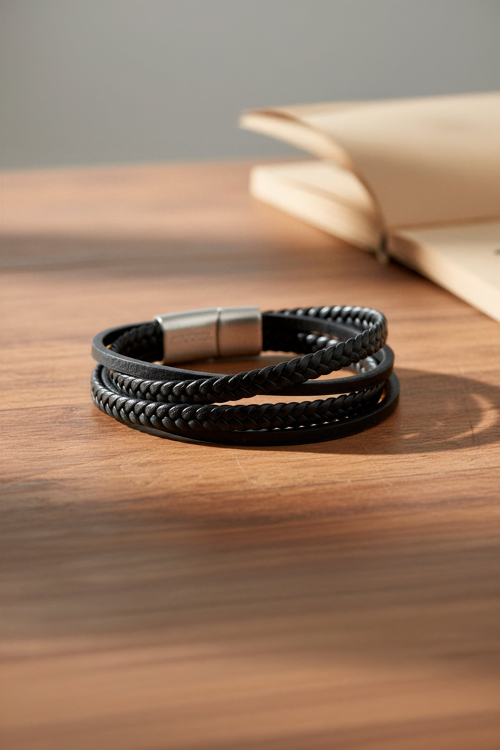 Lederarmband mit Edelstahlverschluss, schwarz/silber