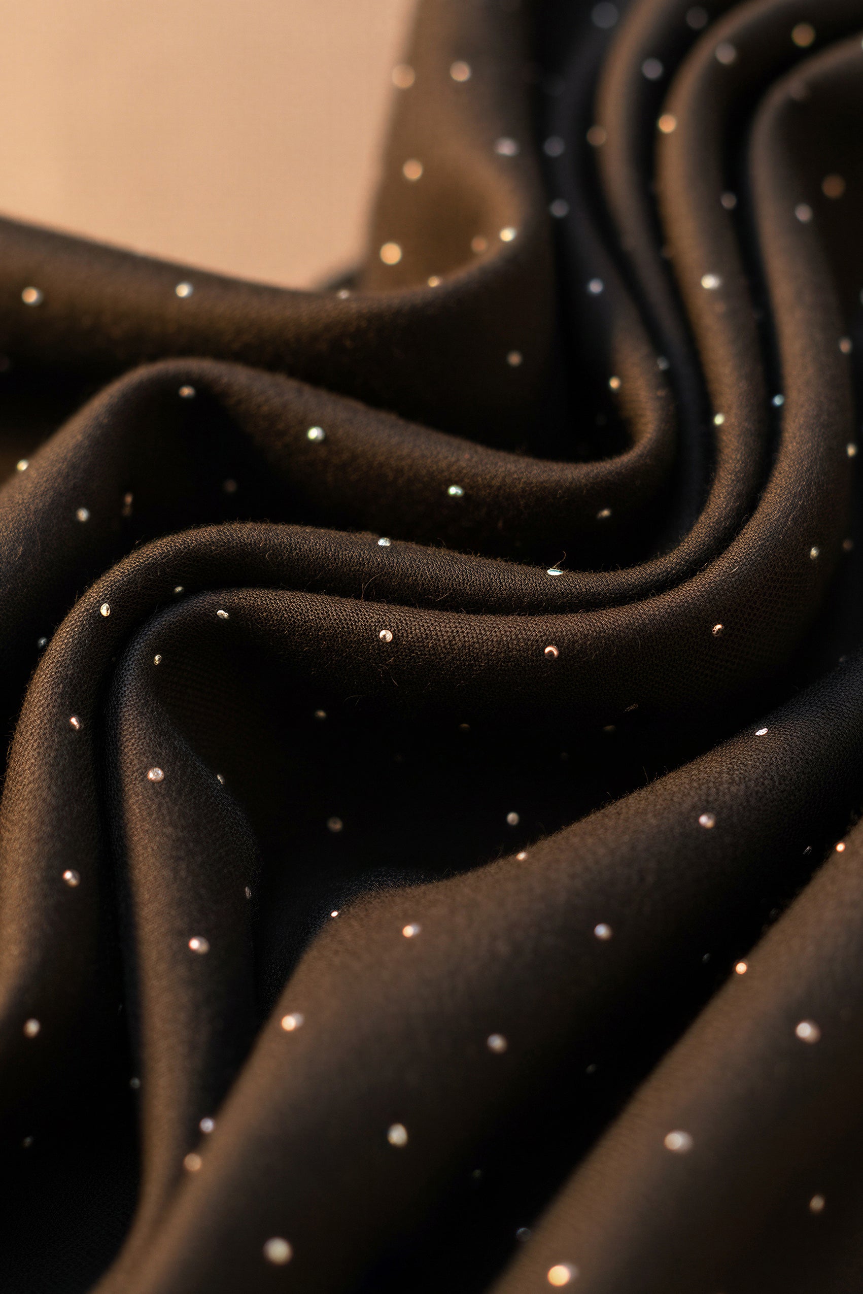 Schal in Schwarz mit Fransen und Strass-Details