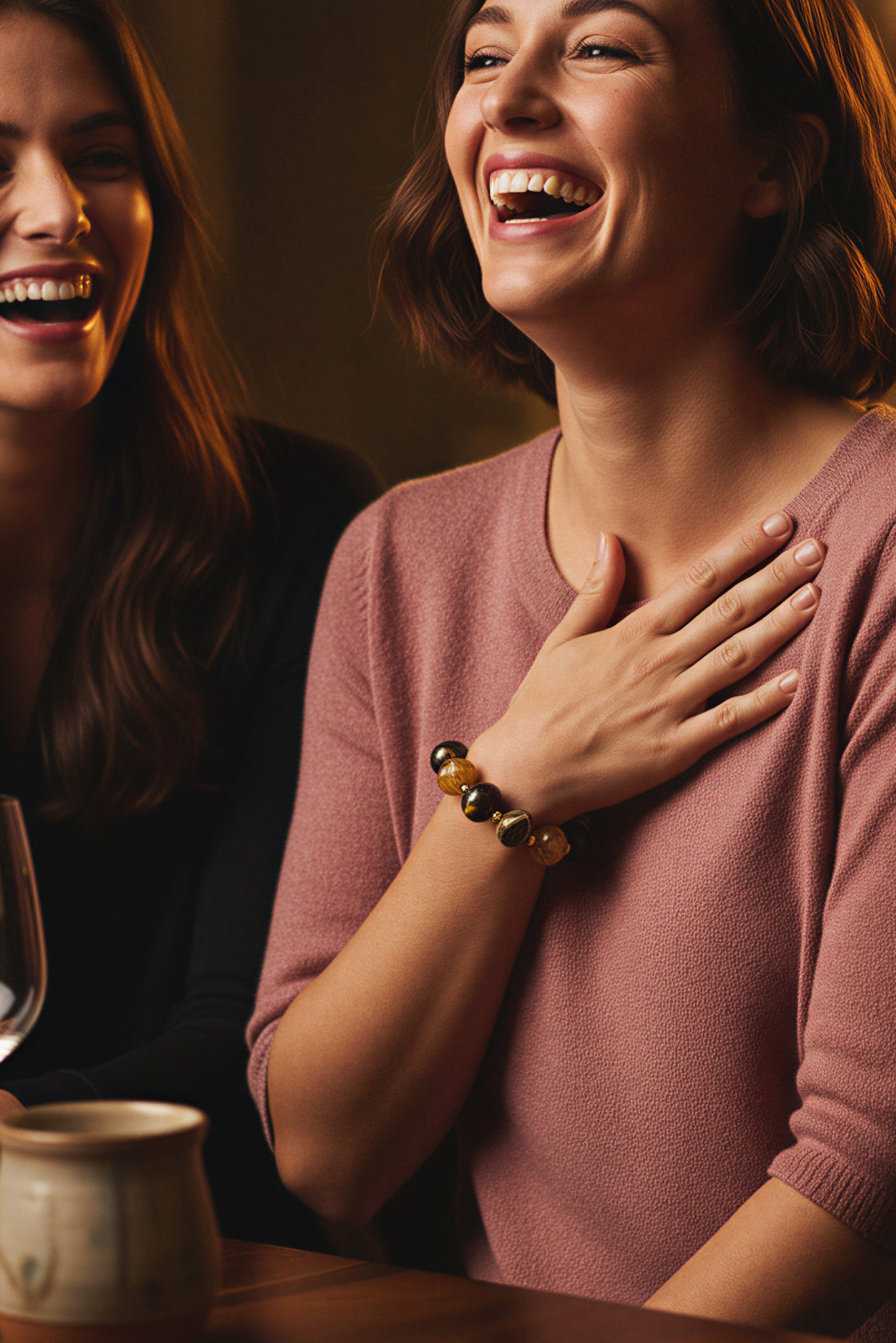 Armband mit Acryl-Perlen in Braun-Caramel mit Golddetails