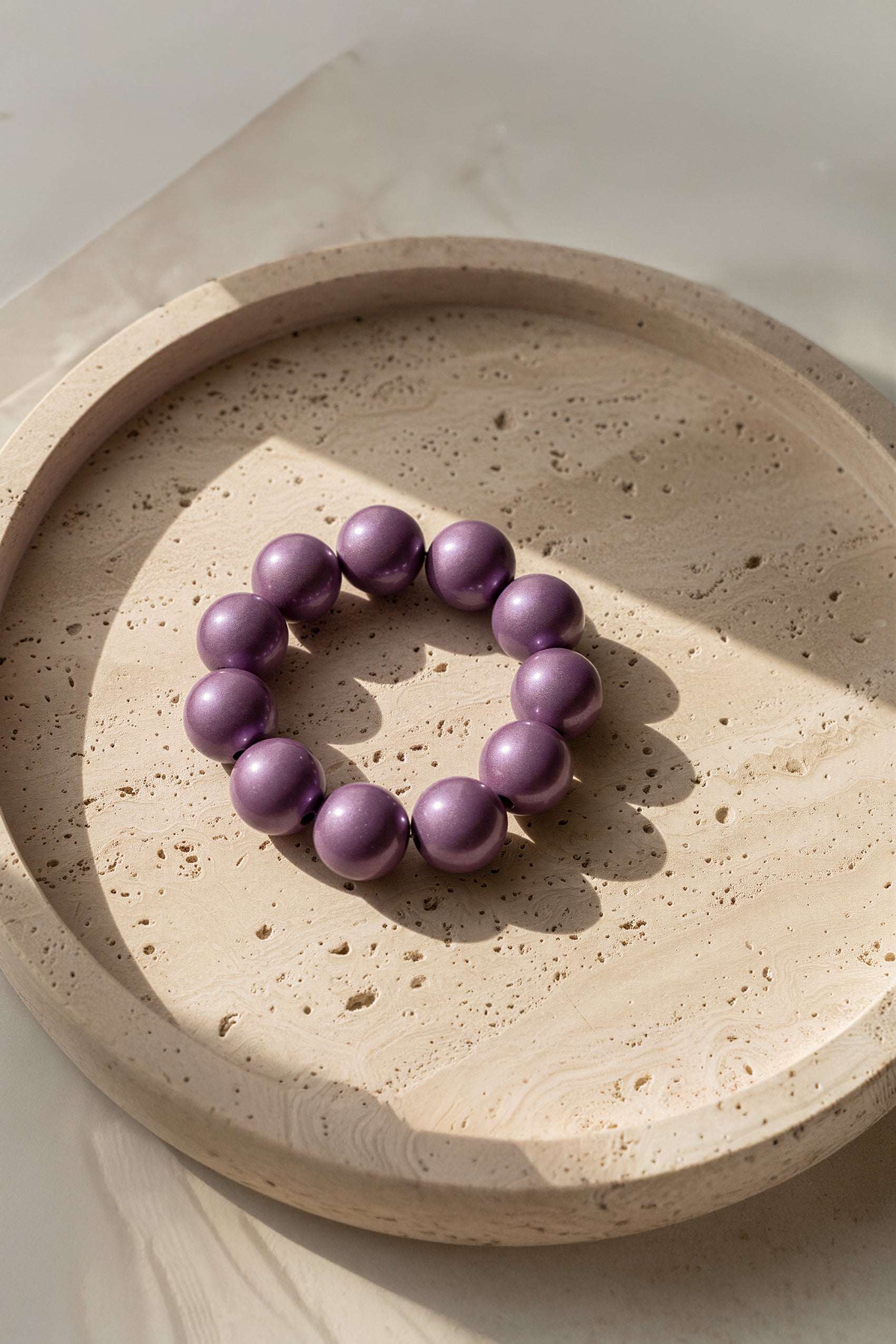 Perlenarmband, lila schimmernd