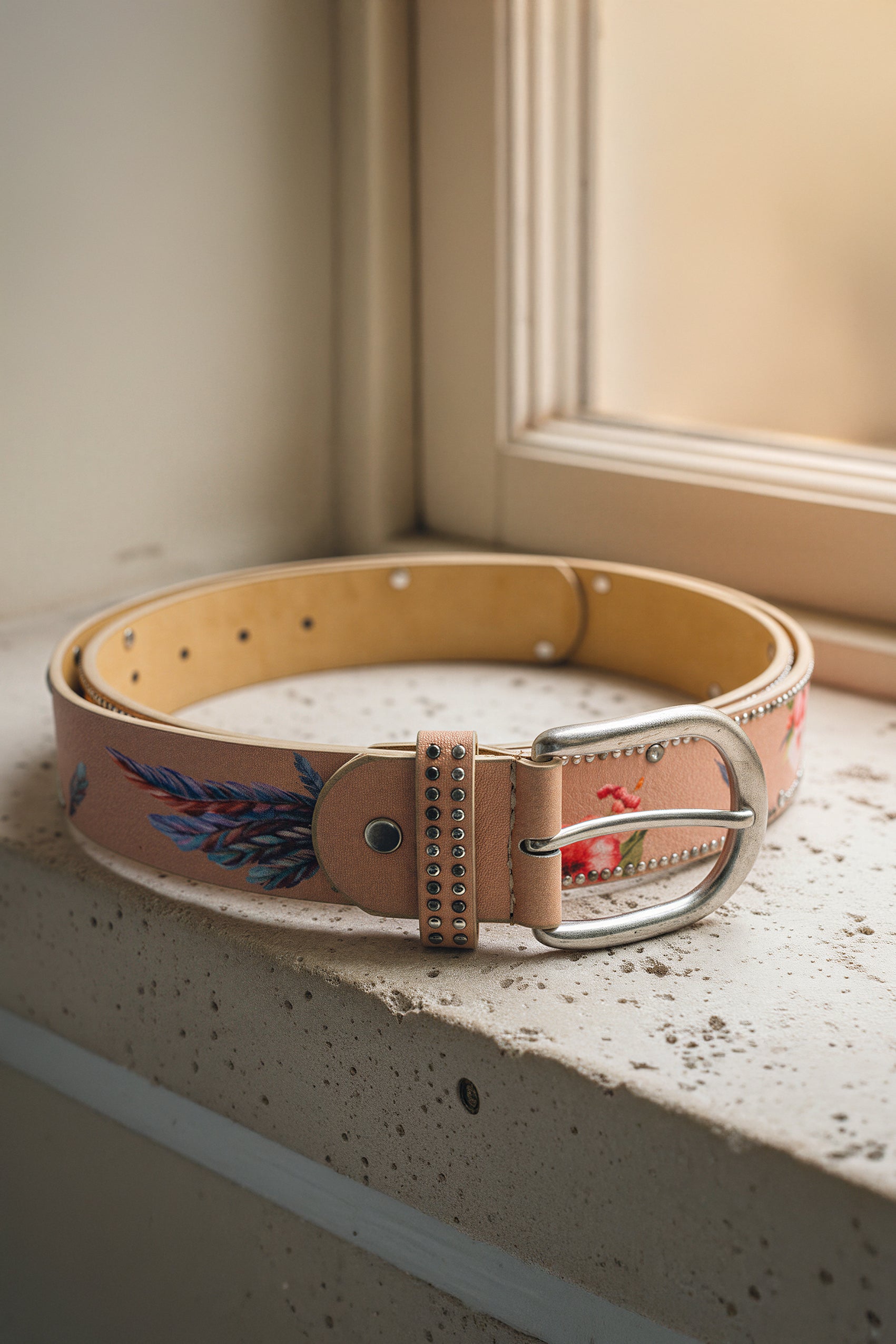 Ledergürtel mit floralem Muster