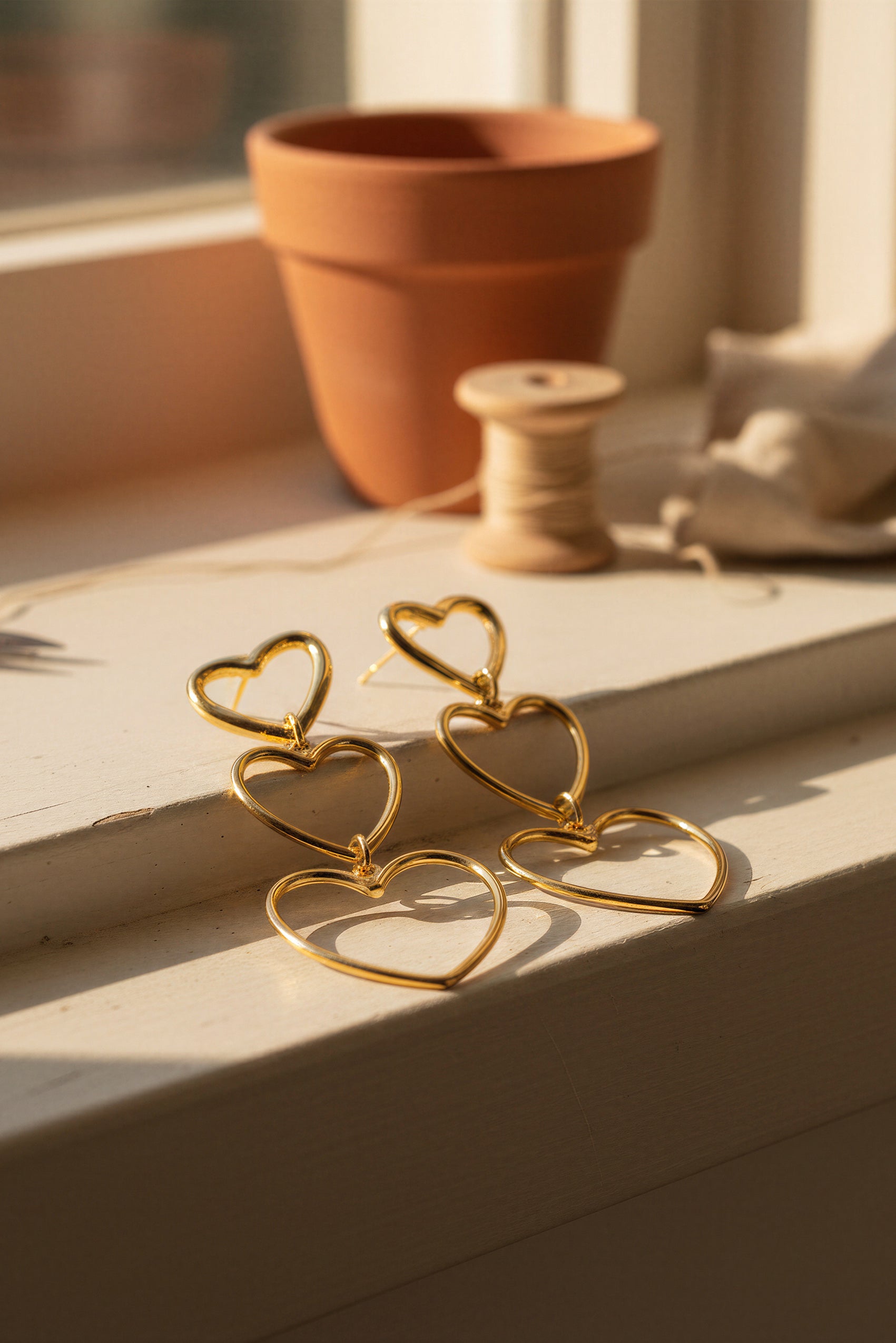 Elegante Ohrhänger mit dreifachem Herzmotiv