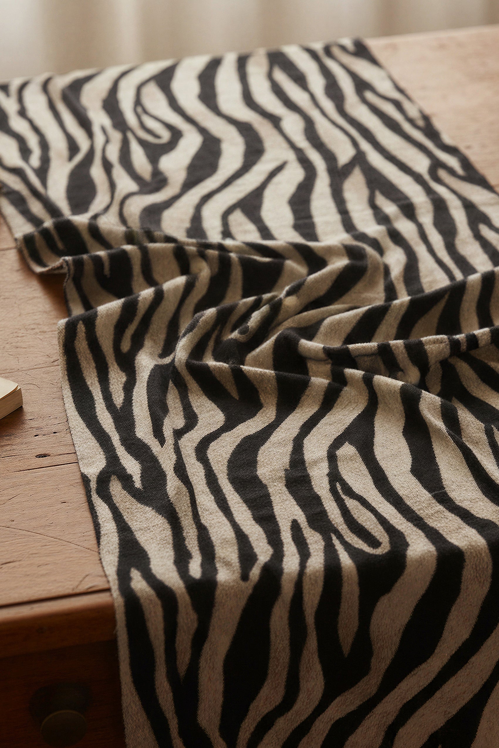 Schal mit Zebra-Print aus Viskose, schwarz/creme