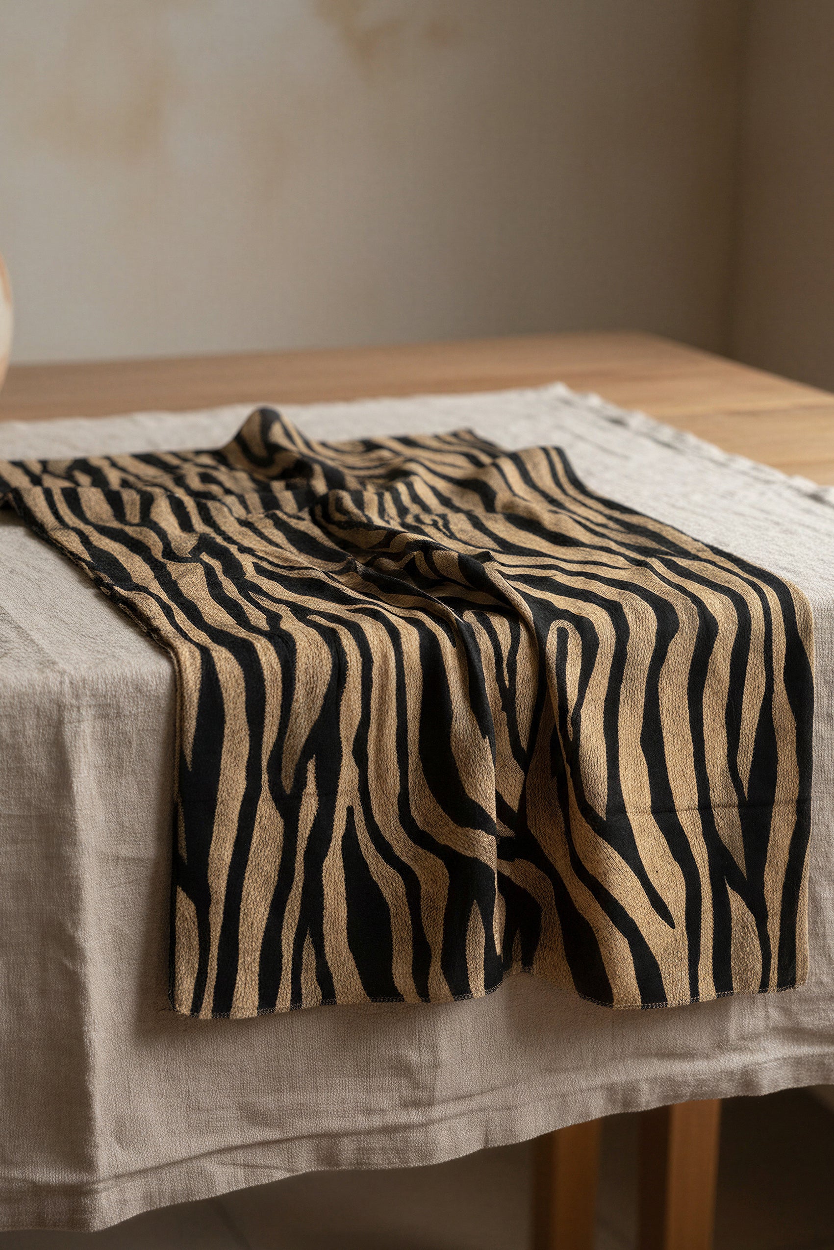 Schal mit Zebra-Print aus Viskose, schwarz/beige