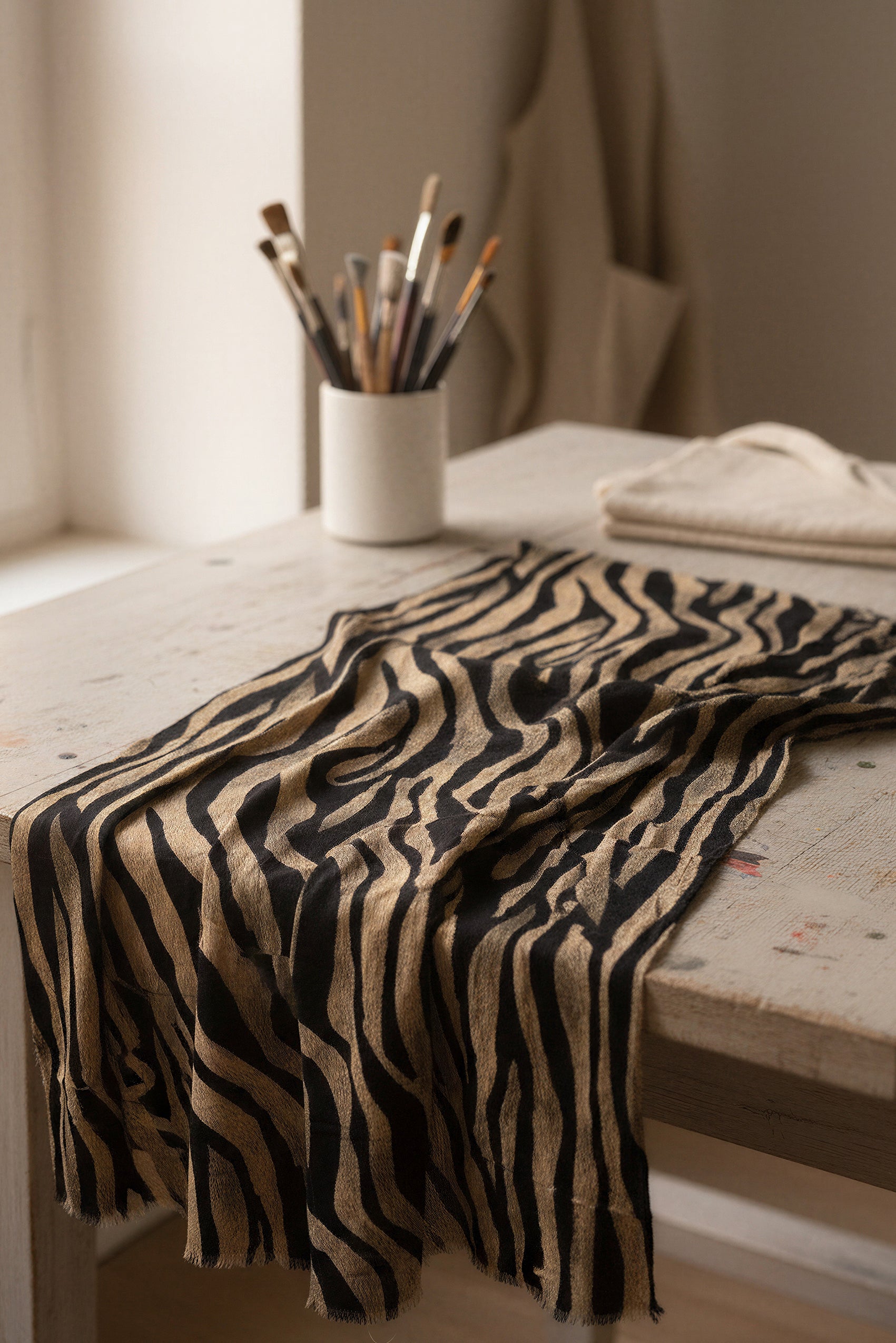 Schal mit Zebra-Print aus Viskose, schwarz/beige