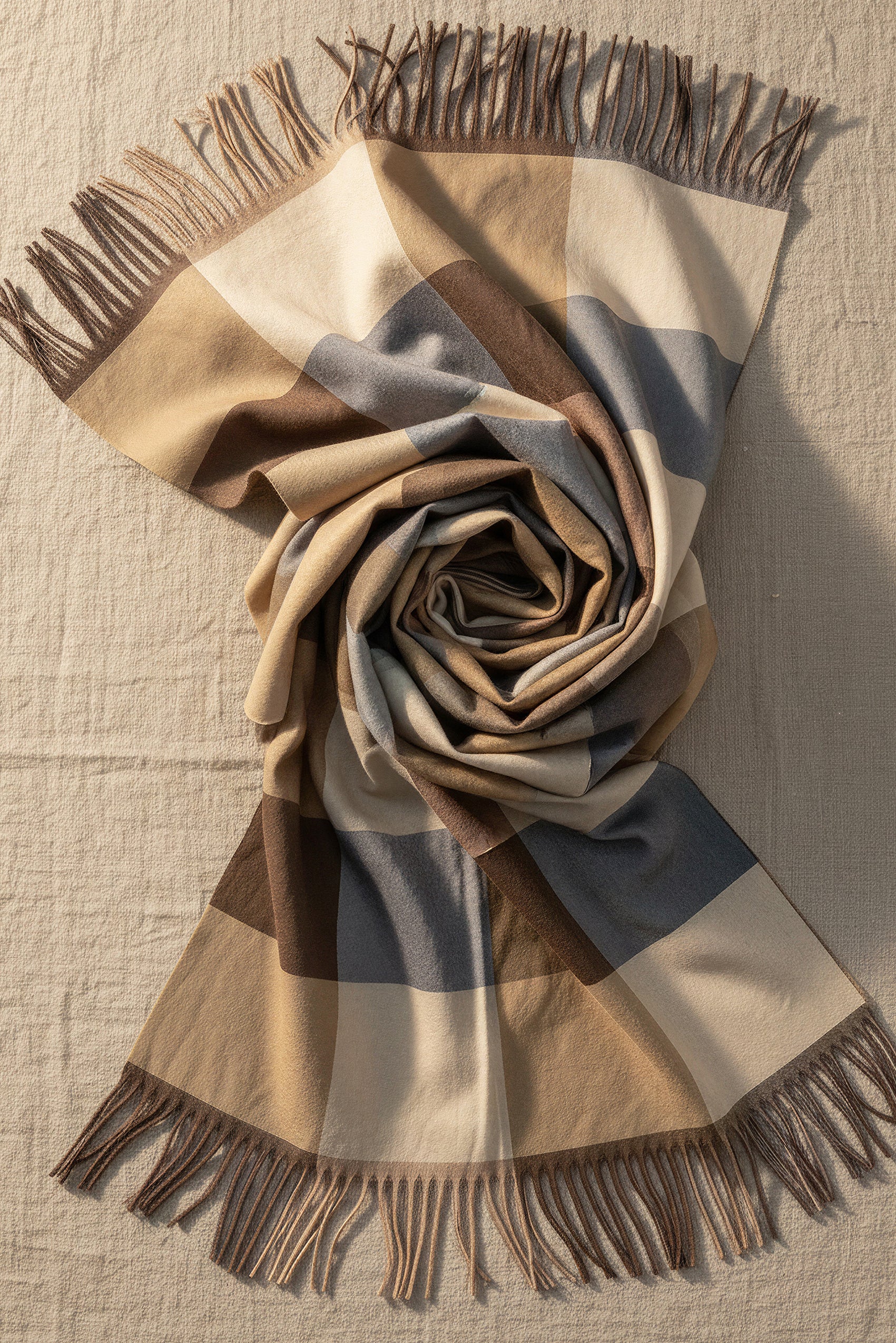 Karoschal mit Fransen in Grau- und Brauntönen