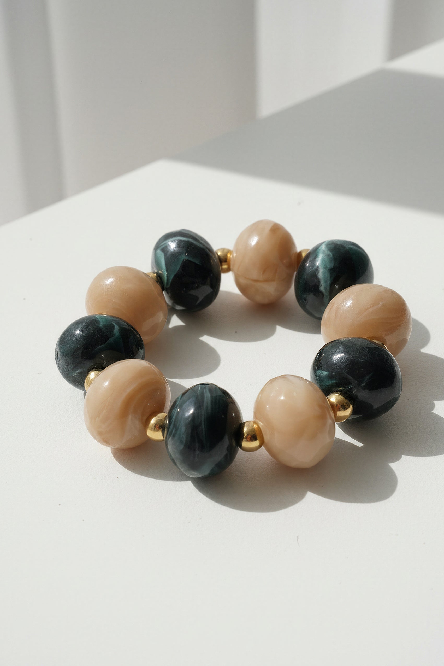 Marmoriertes Perlenarmband, zweifarbig