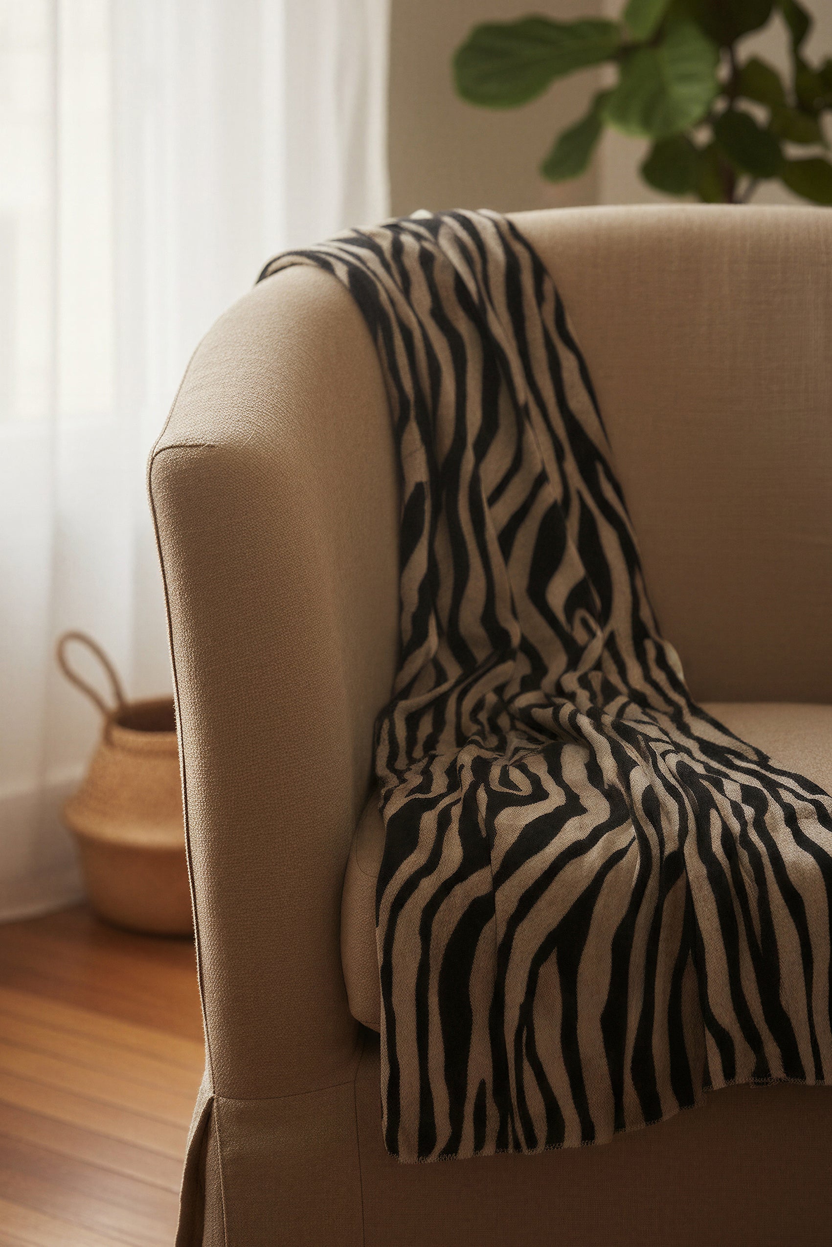 Schal mit Zebra-Print aus Viskose, schwarz/creme