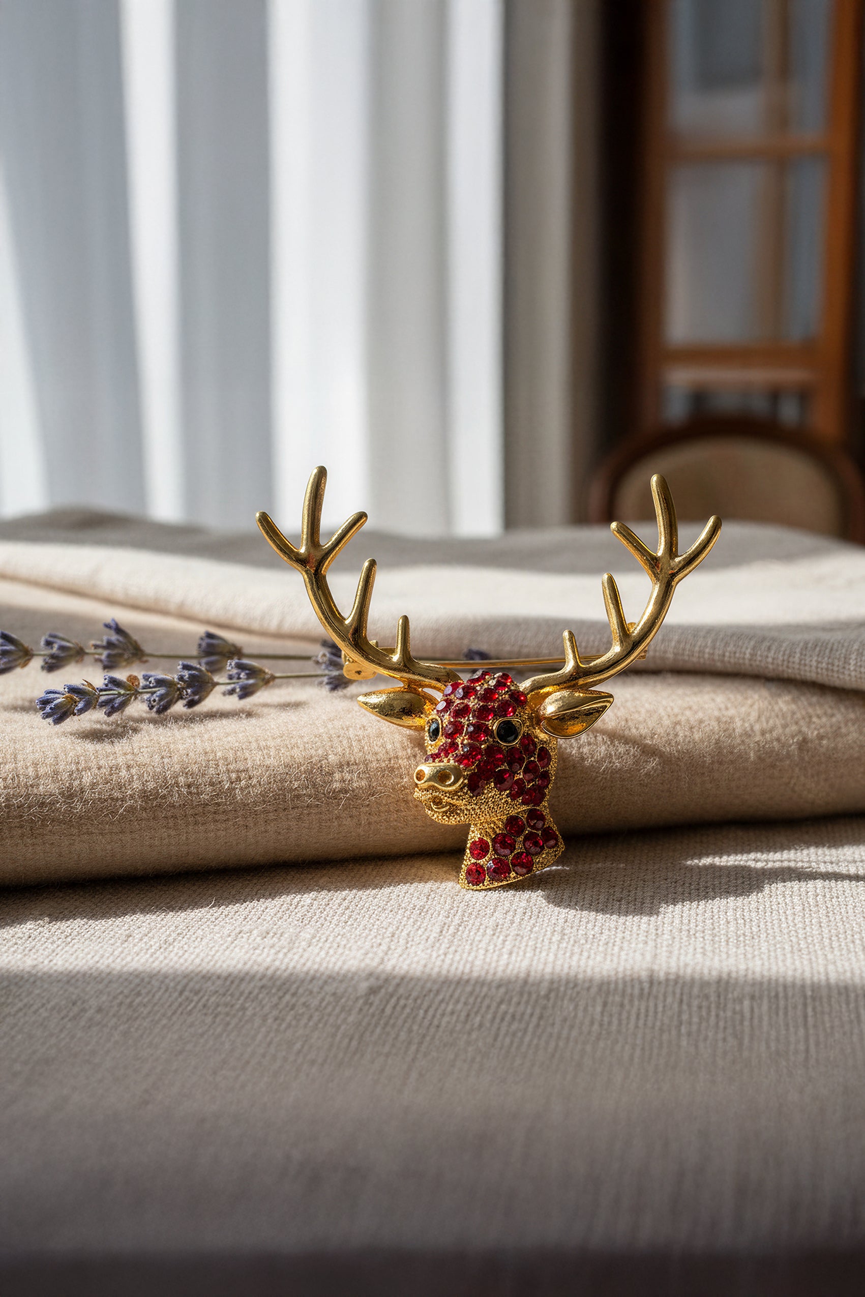 Brosche Rentier in Goldoptik mit roten Strasssteinen