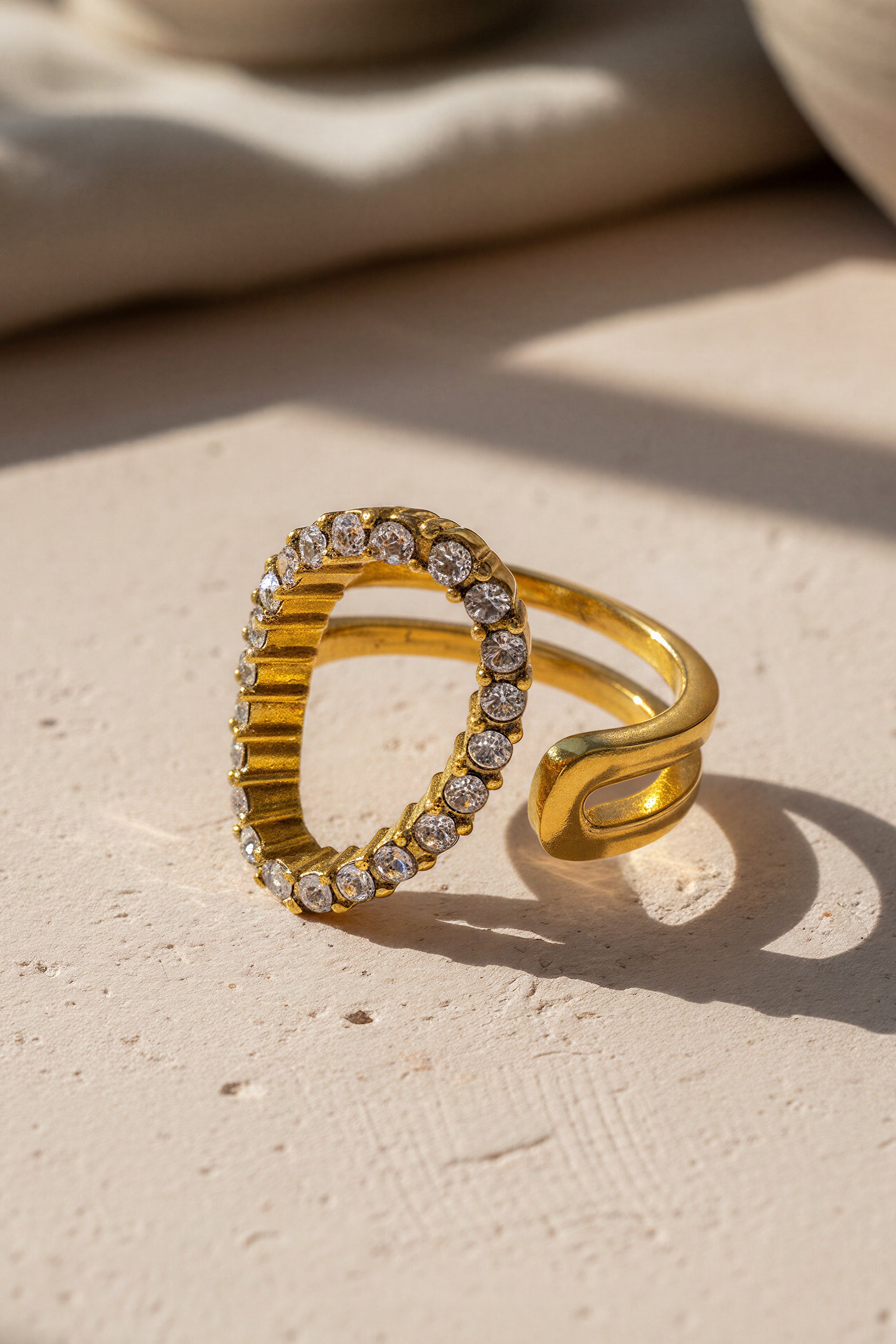 Offener Ring mit Zirkonia-Steinchen, gold