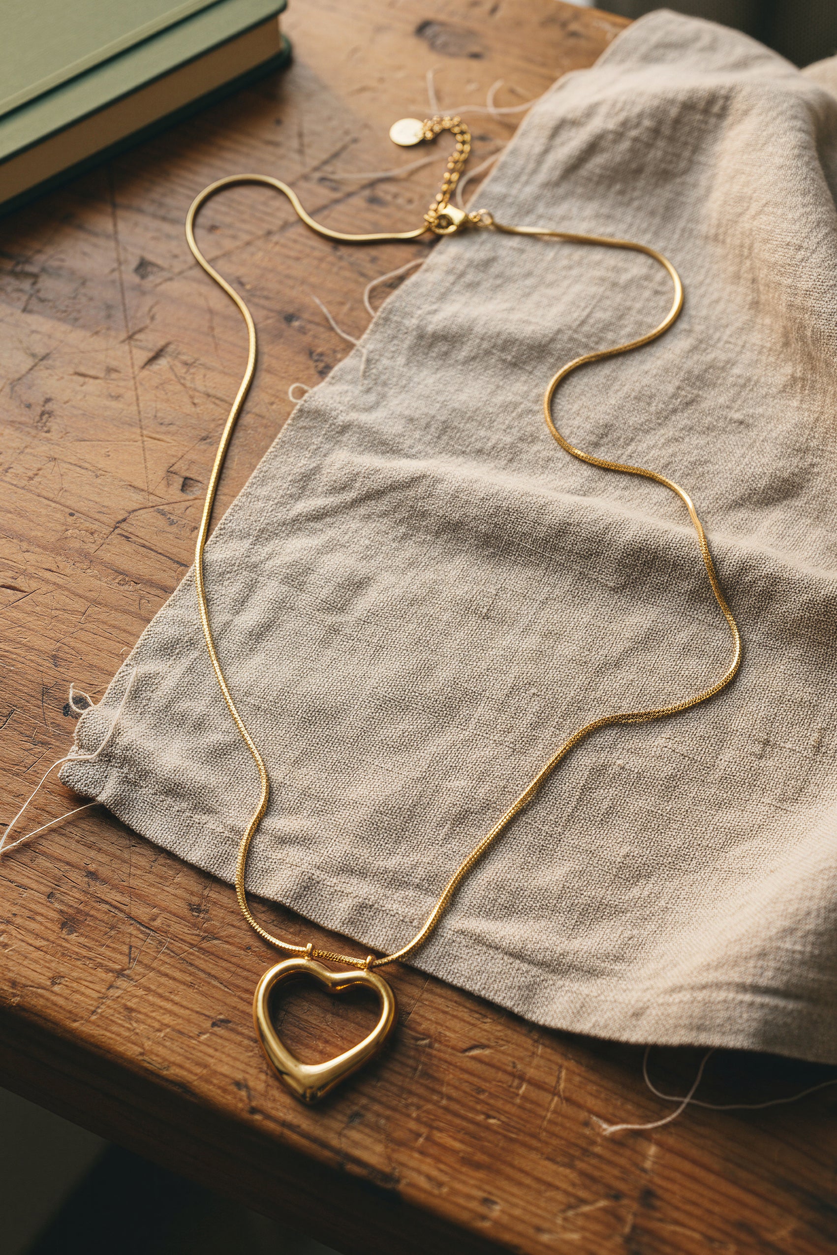 Goldkette mit offenem Herzanhänger