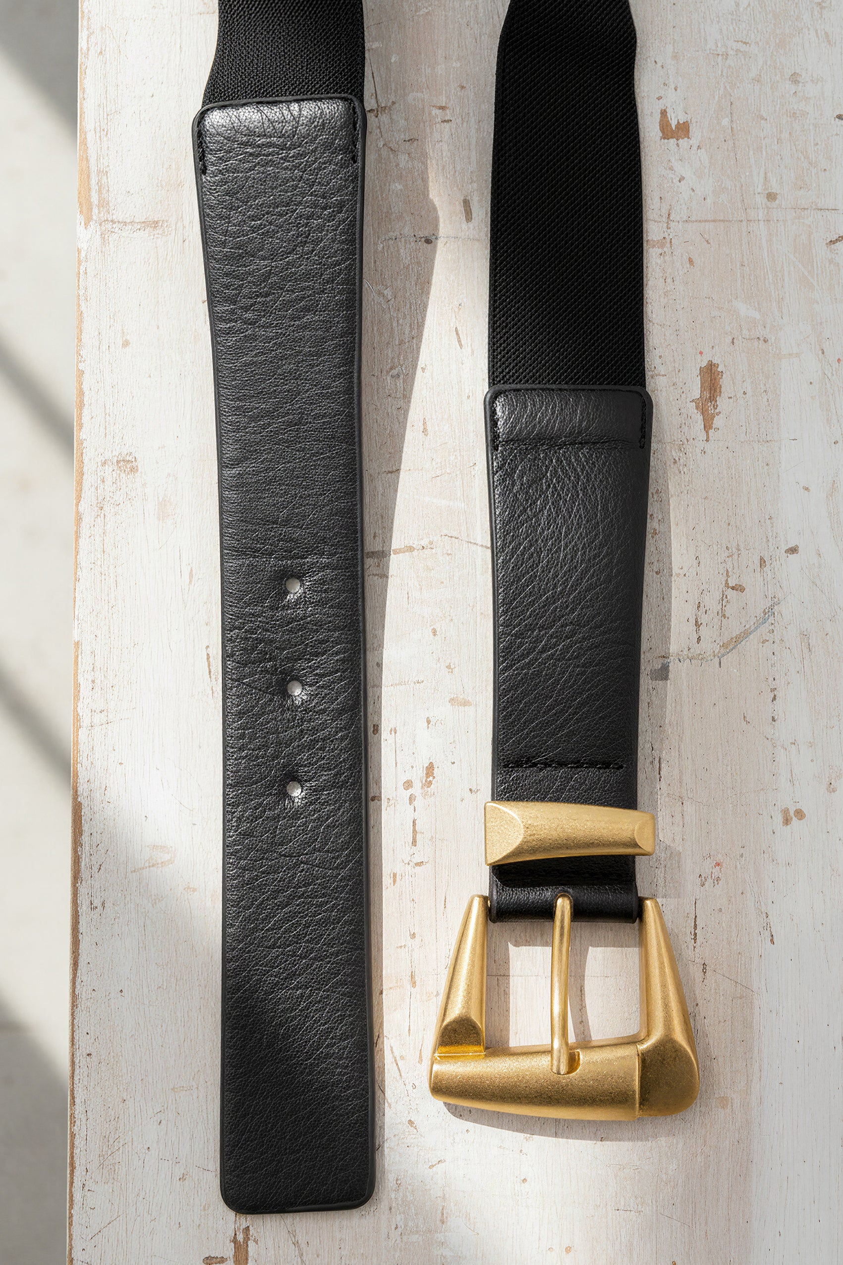 Schmaler Stretchgürtel in Schwarz mit goldener Schnalle