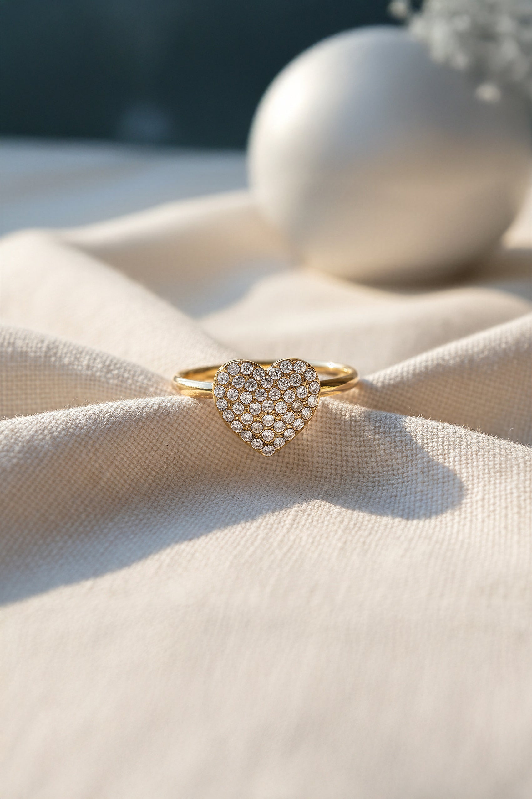 Zarter Herzring aus goldfarbenem Edelstahl mit Zirkonia