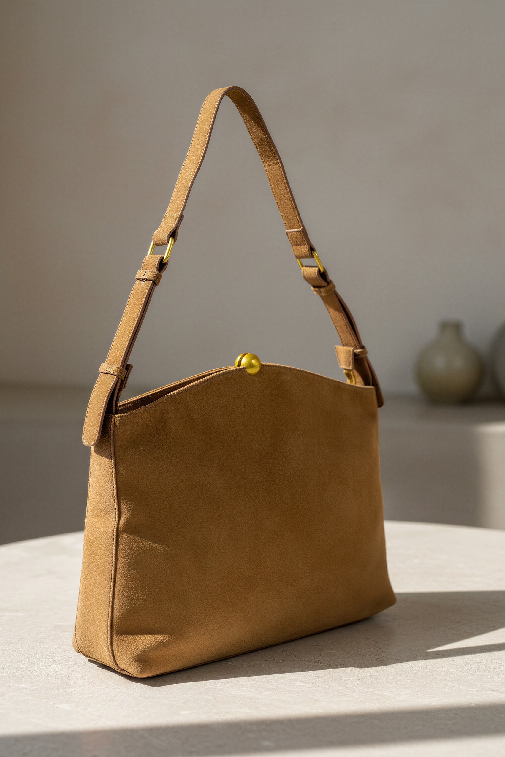 Tasche mit Goldkugelverschluss in Camel