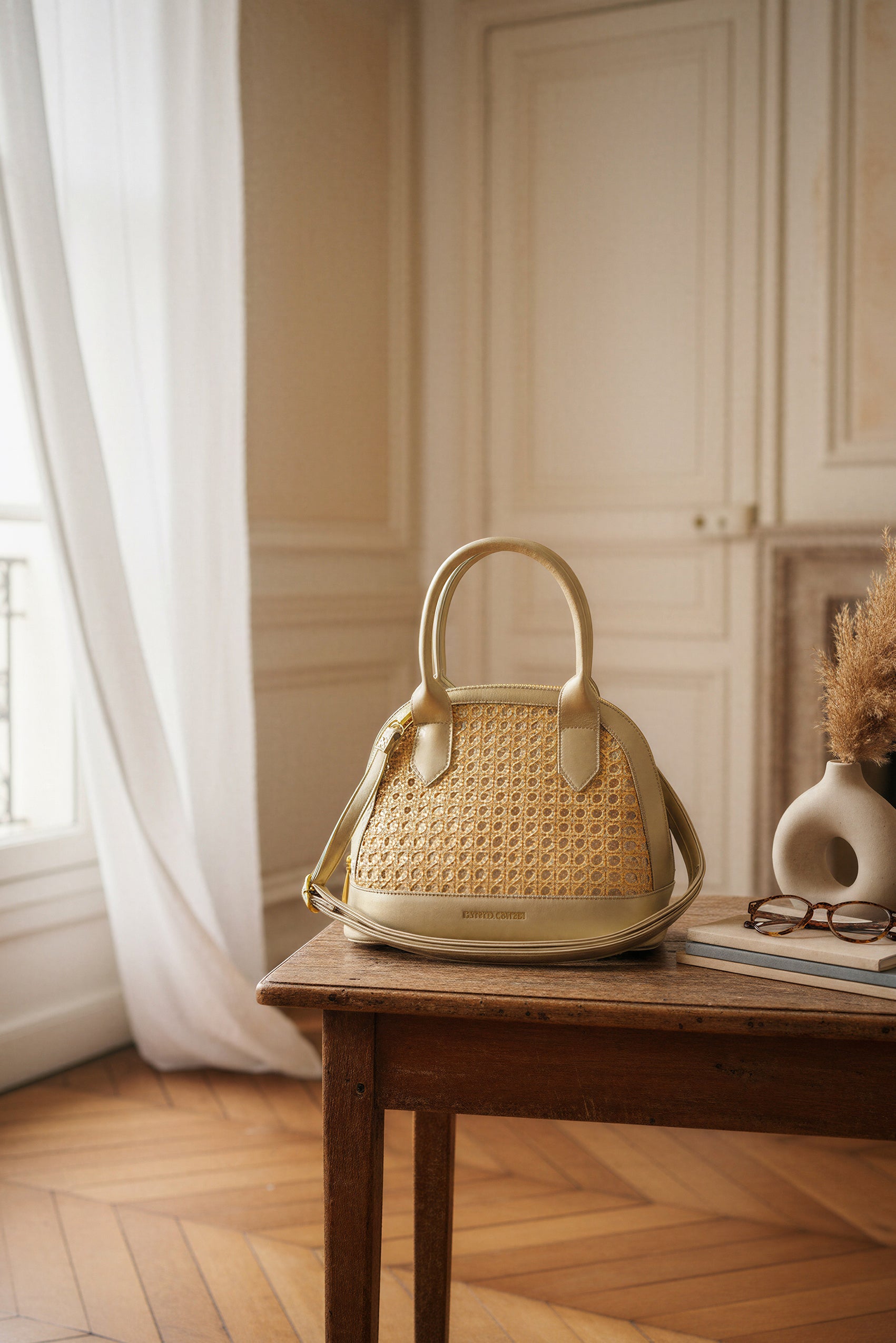 Kleine Handtasche in Beige mit goldenem Schimmer