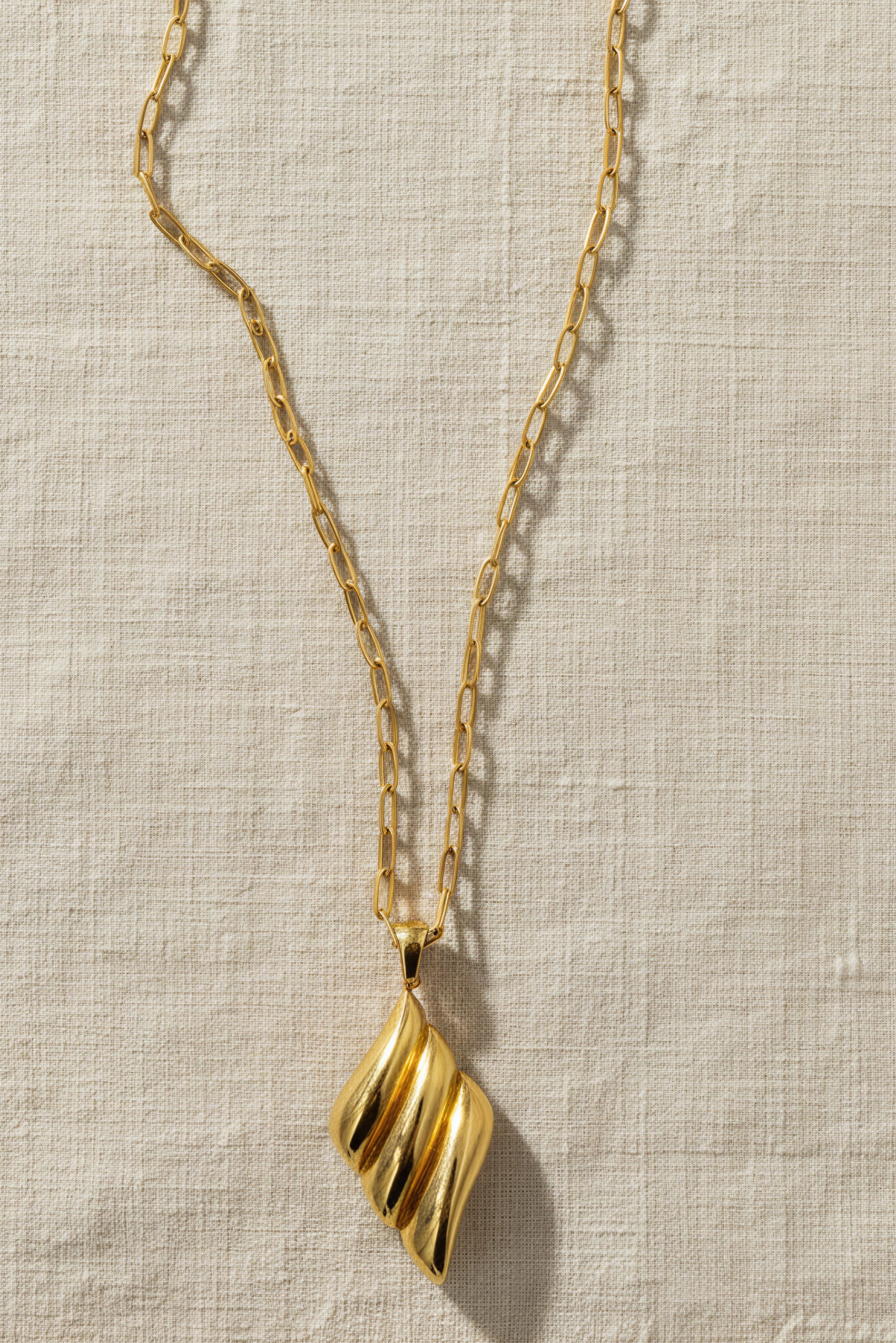 Elegante Gliederkette mit modernem Wellenanhänger