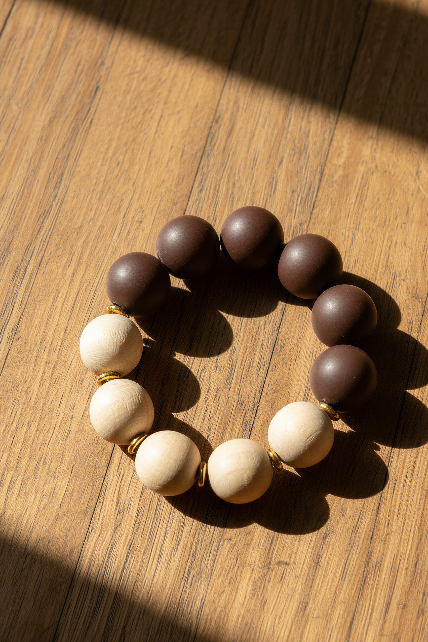 Perlenarmband aus Holzperlen