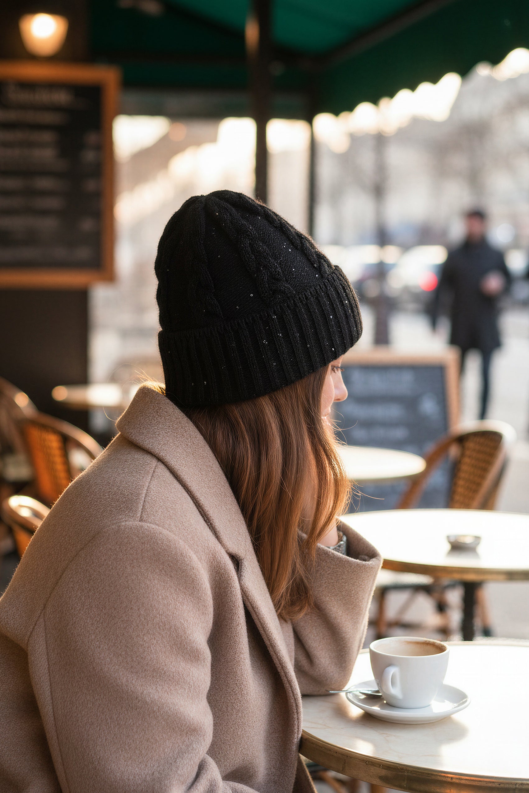 Gestrickte Mütze mit dezentem Glitzer und breitem Umschlag, schwarz