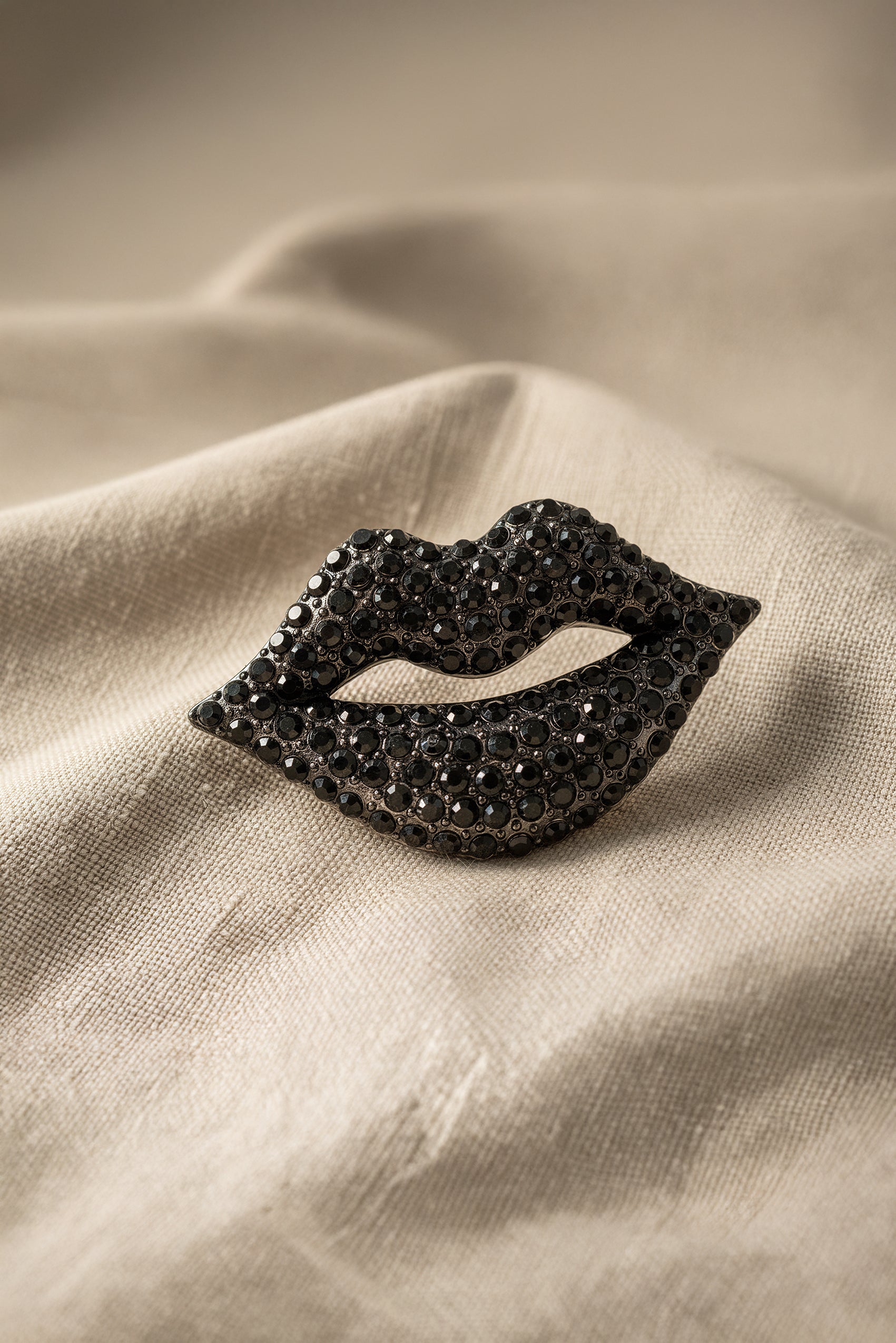 Brosche Kussmund in Schwarz