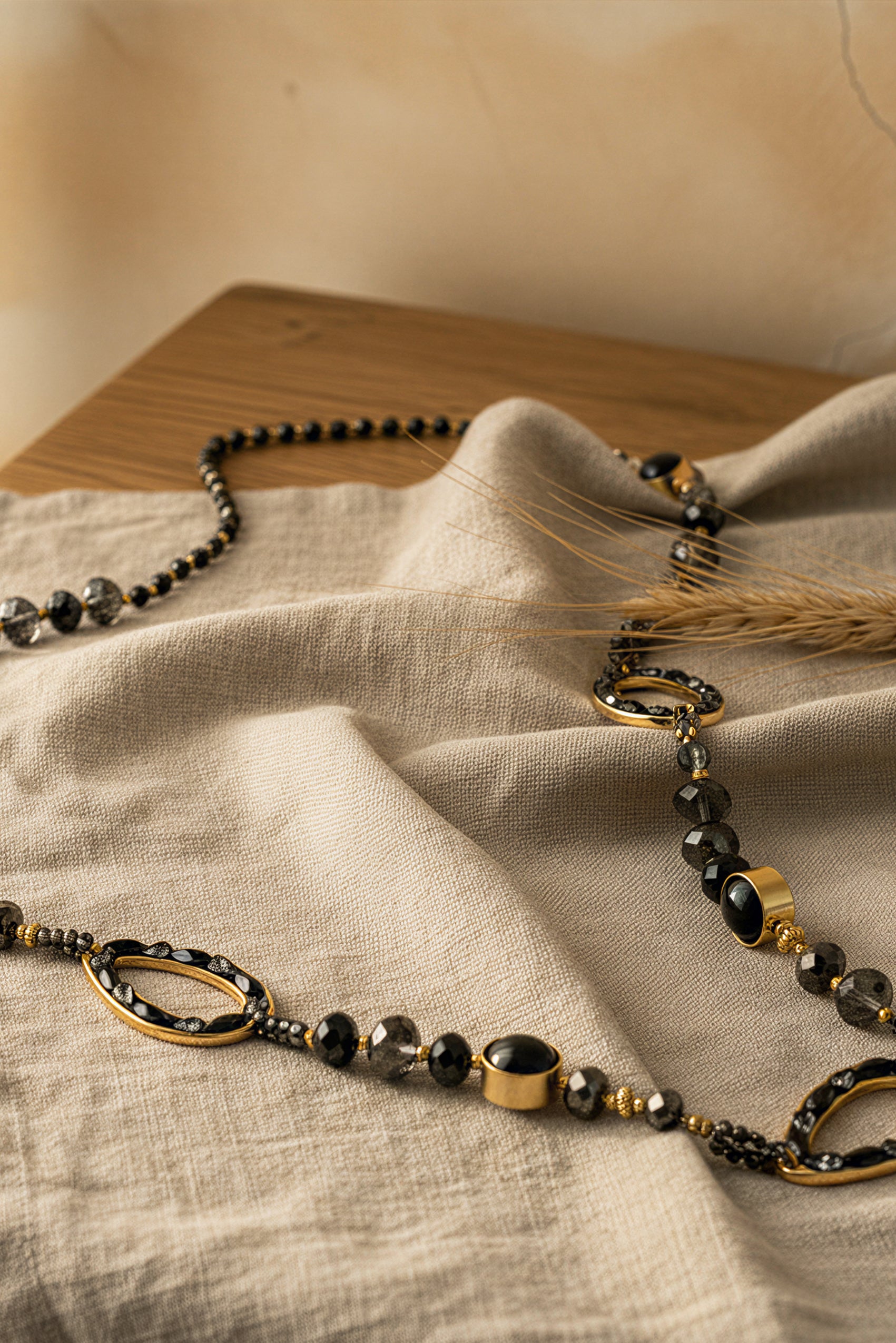 Elegante Gliederkette mit schwarzen Schmucksteinen und goldenen Oval-Elementen