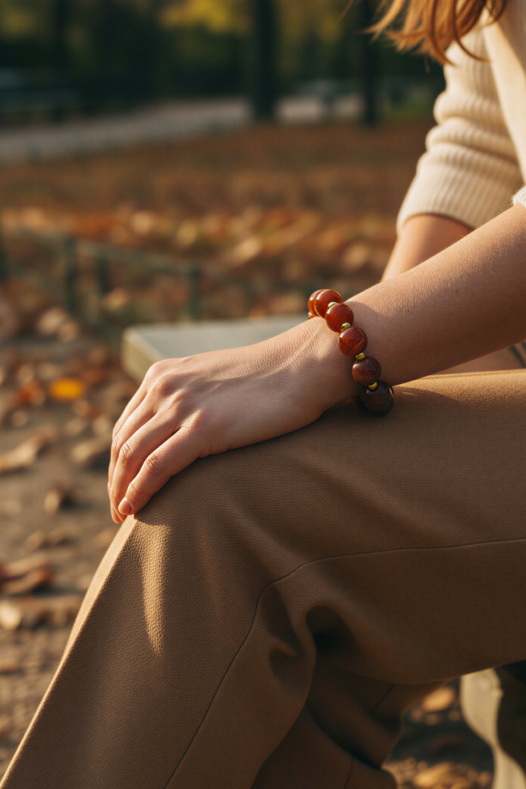 Armband aus Acryl in Braun-marmoriert mit Golddetails