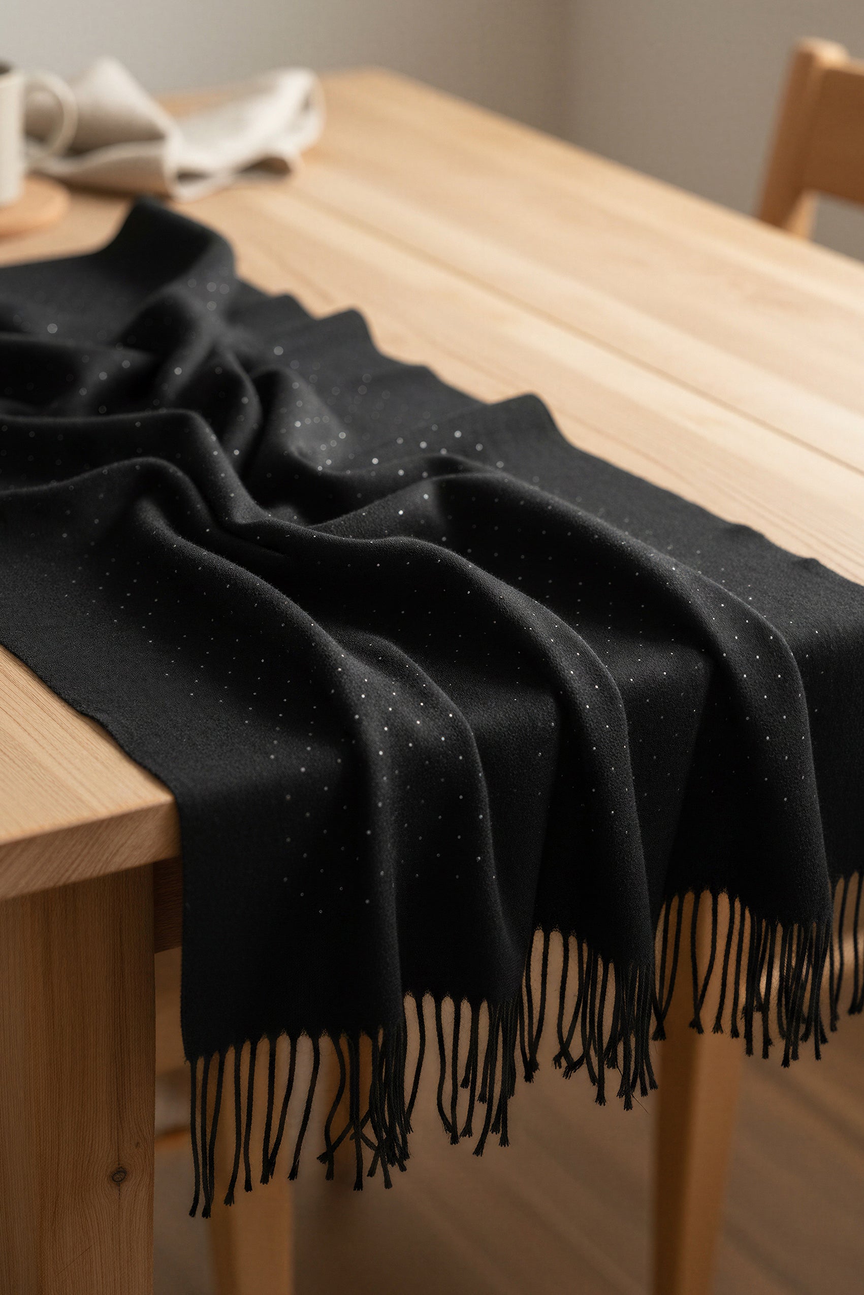 Schal in Schwarz mit Fransen und Strass-Details