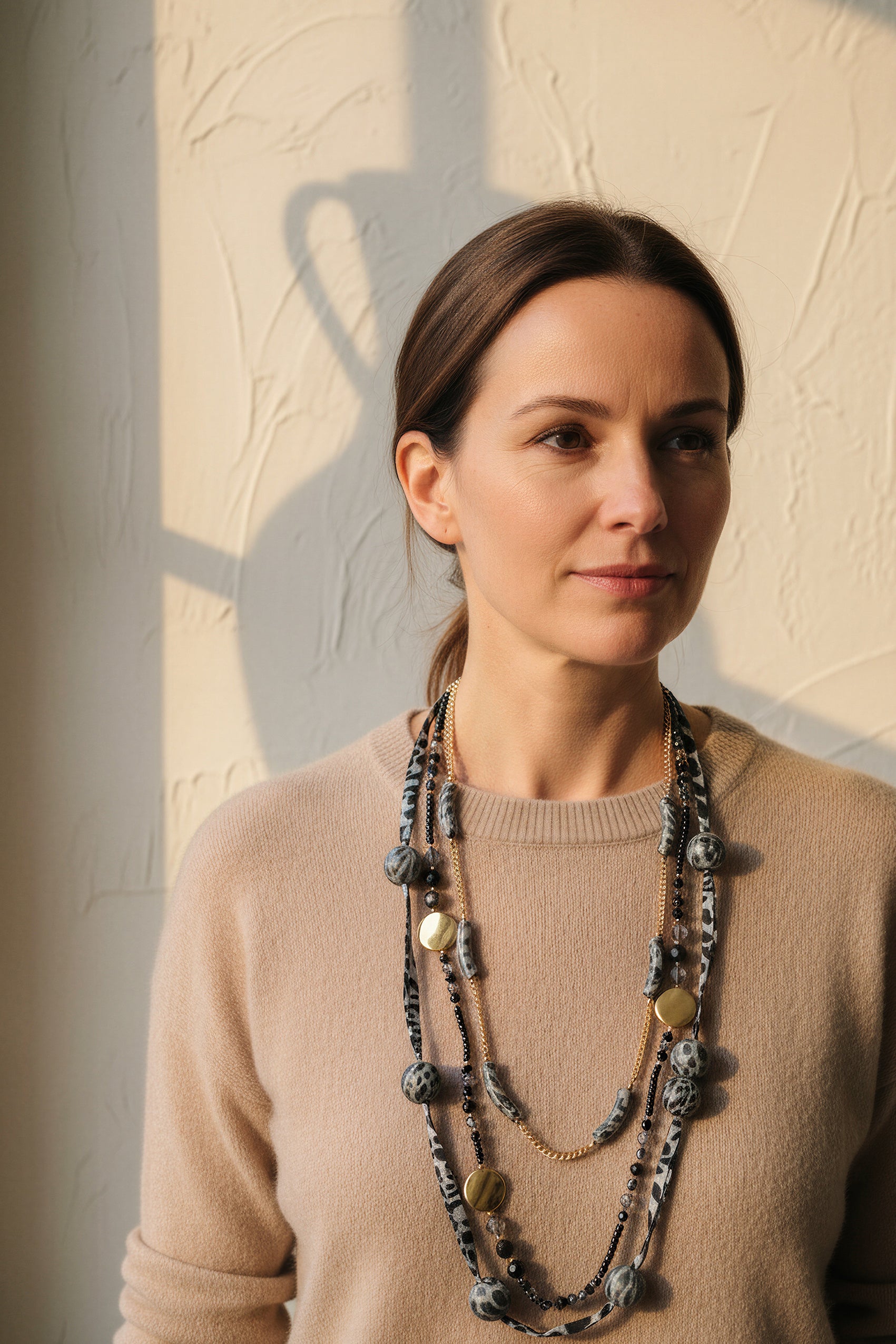 Lange Statement-Kette mit Stoffdetails und Goldakzenten