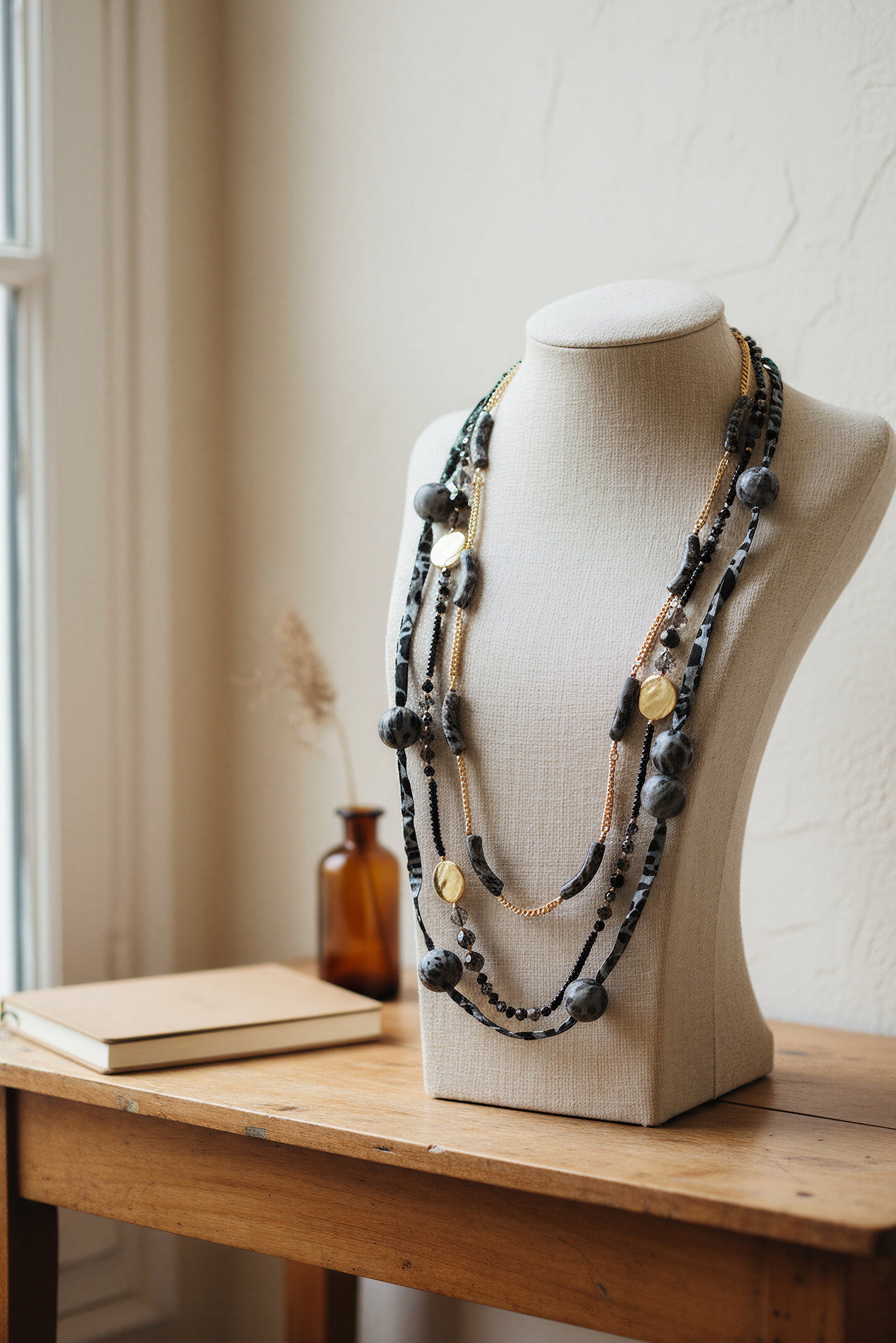 Lange Statement-Kette mit Stoffdetails und Goldakzenten