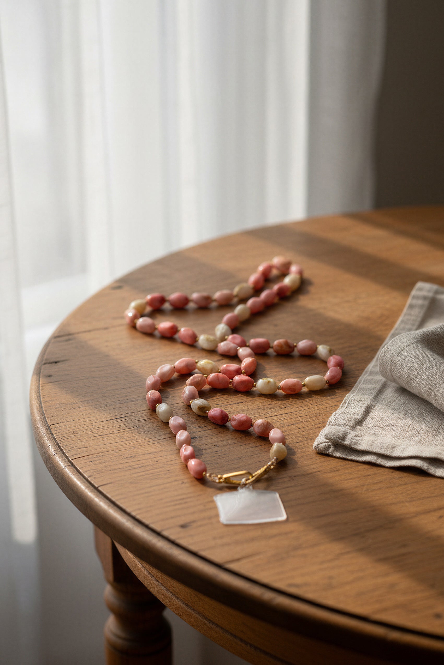 Handykette mit ovalen Perlen in Rosa und Creme, marmoriert