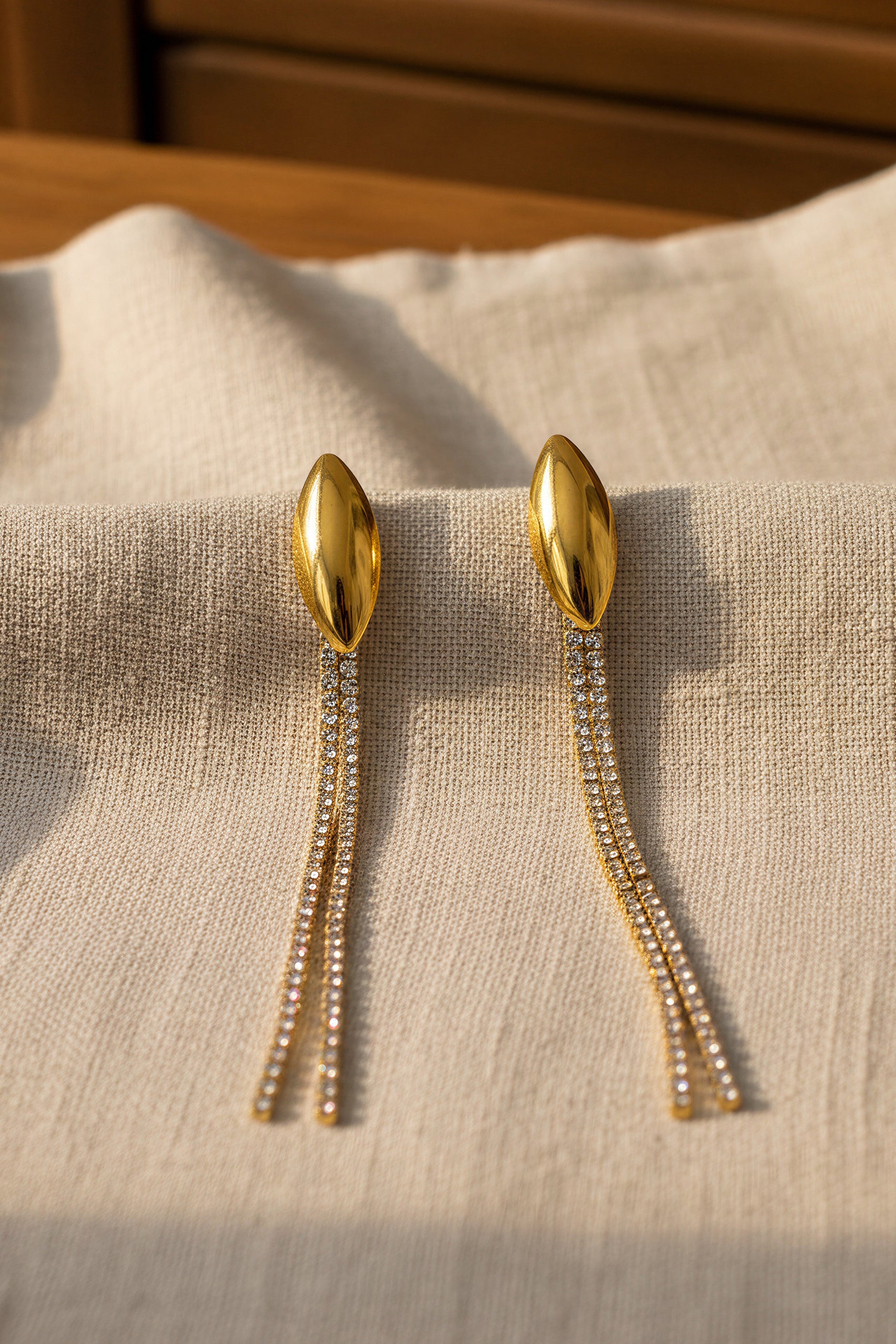 Lange Ohrstecker mit Zirkonia und Kettenanhänger