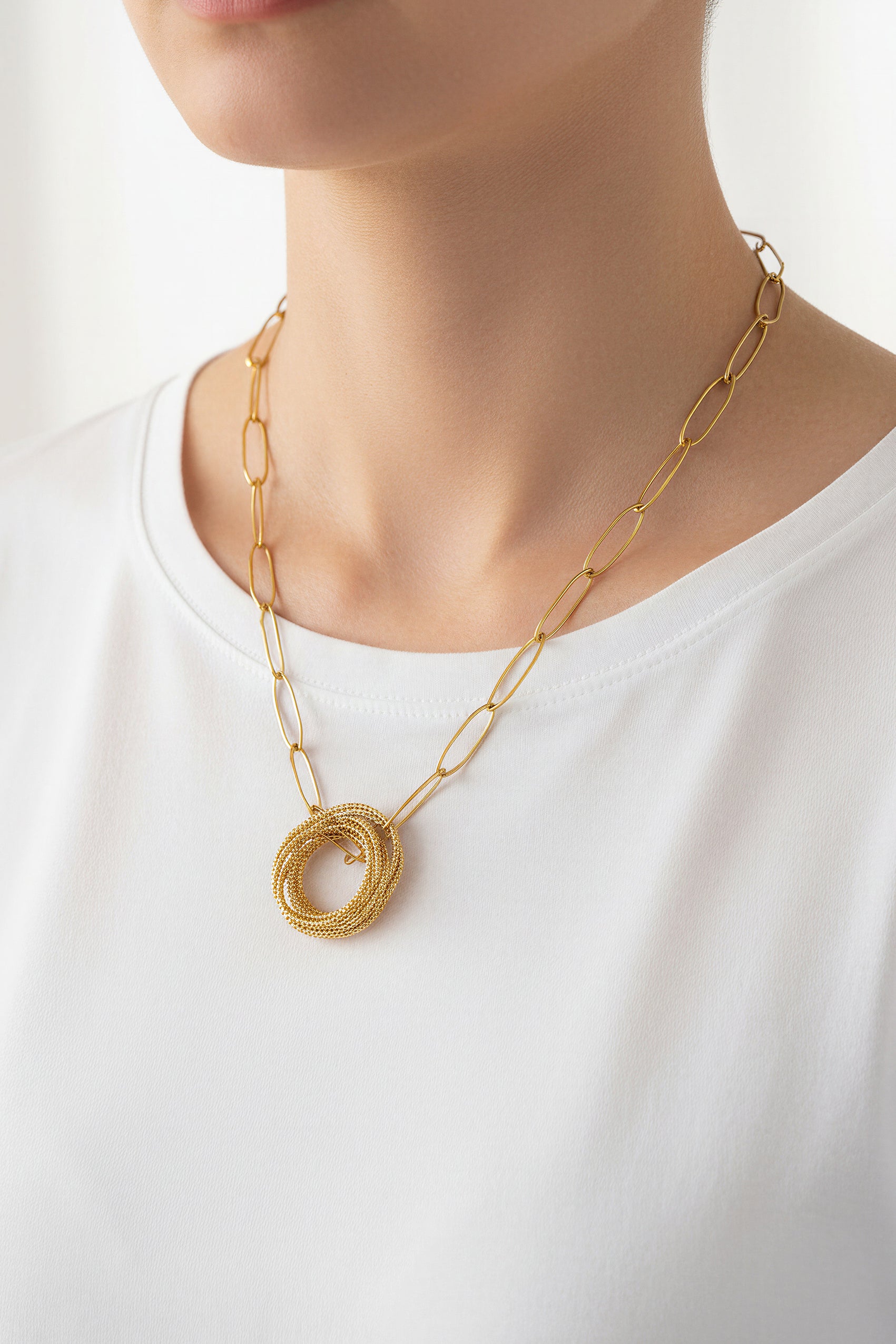 Goldene Gliederkette mit Ringen als Anhänger