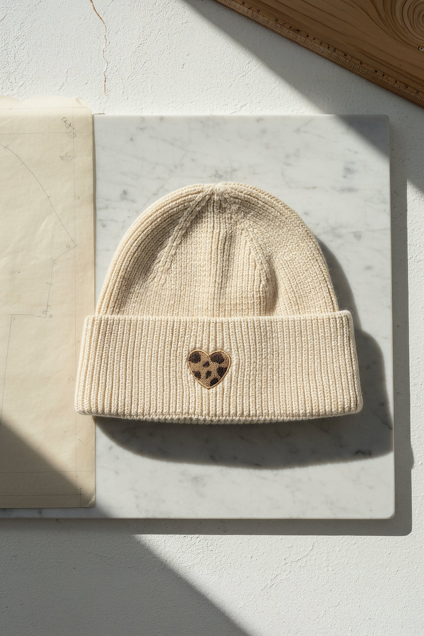 Mütze mit Leo-Herz, creme
