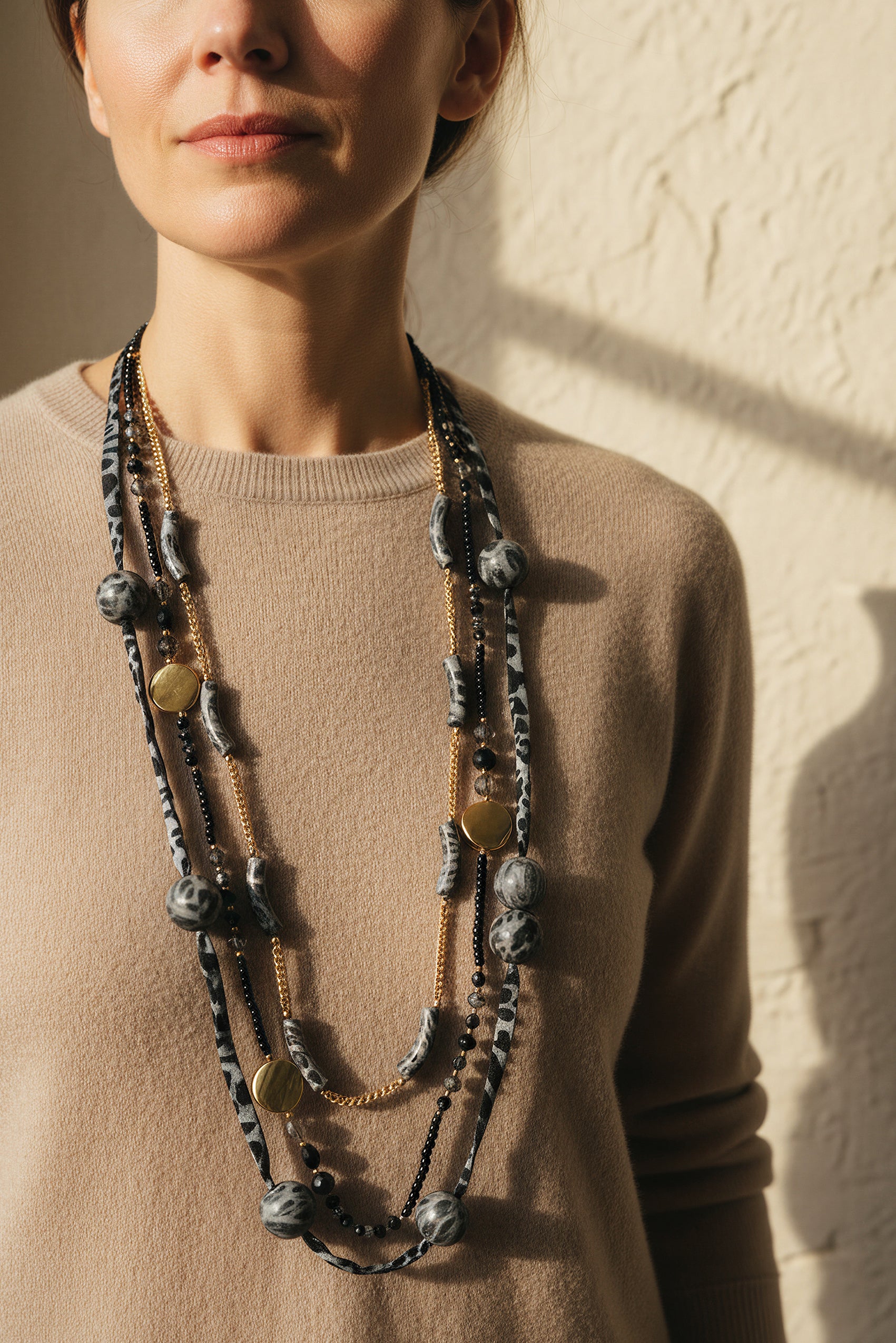 Lange Statement-Kette mit Stoffdetails und Goldakzenten