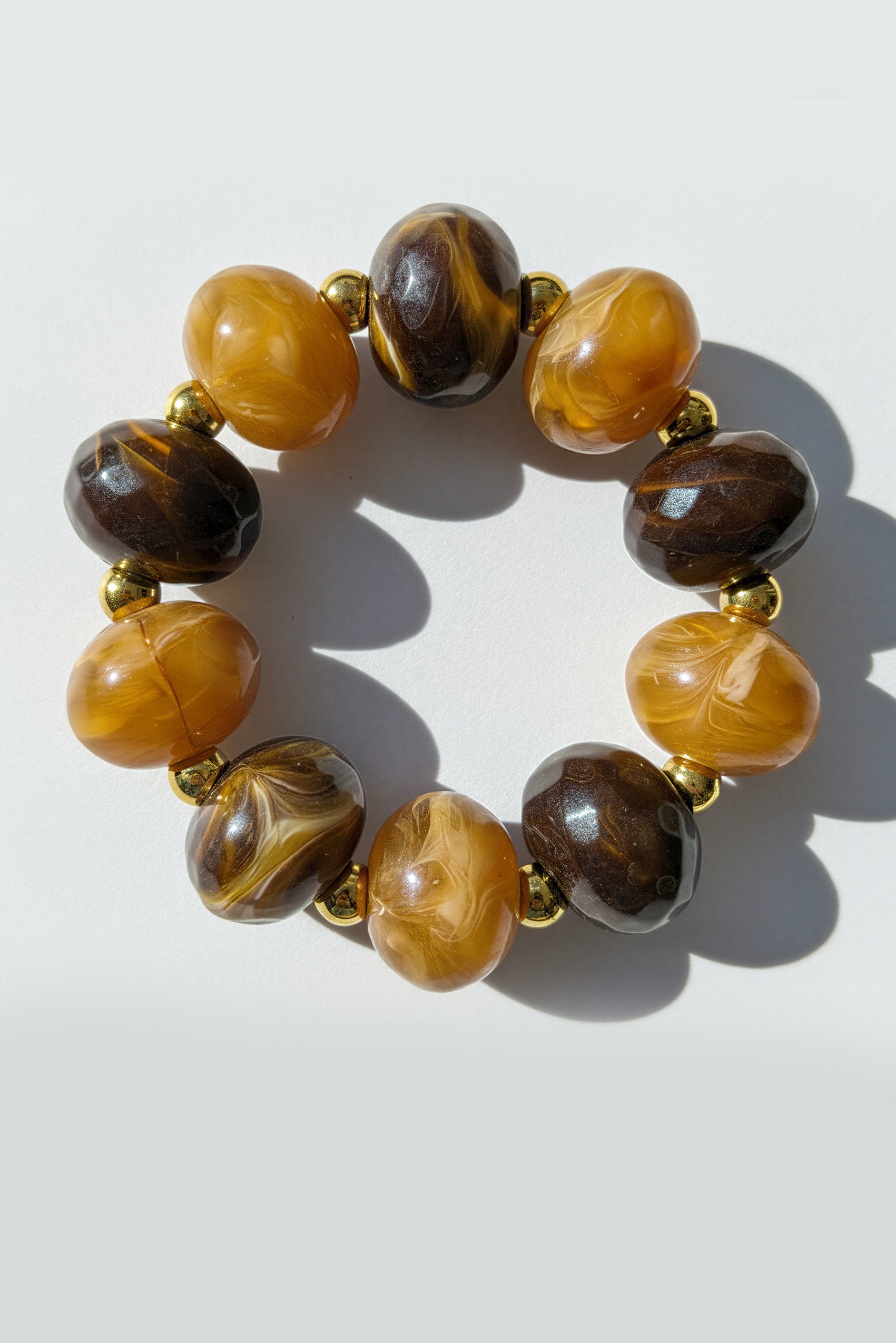 Armband mit Acryl-Perlen in Braun-Caramel mit Golddetails