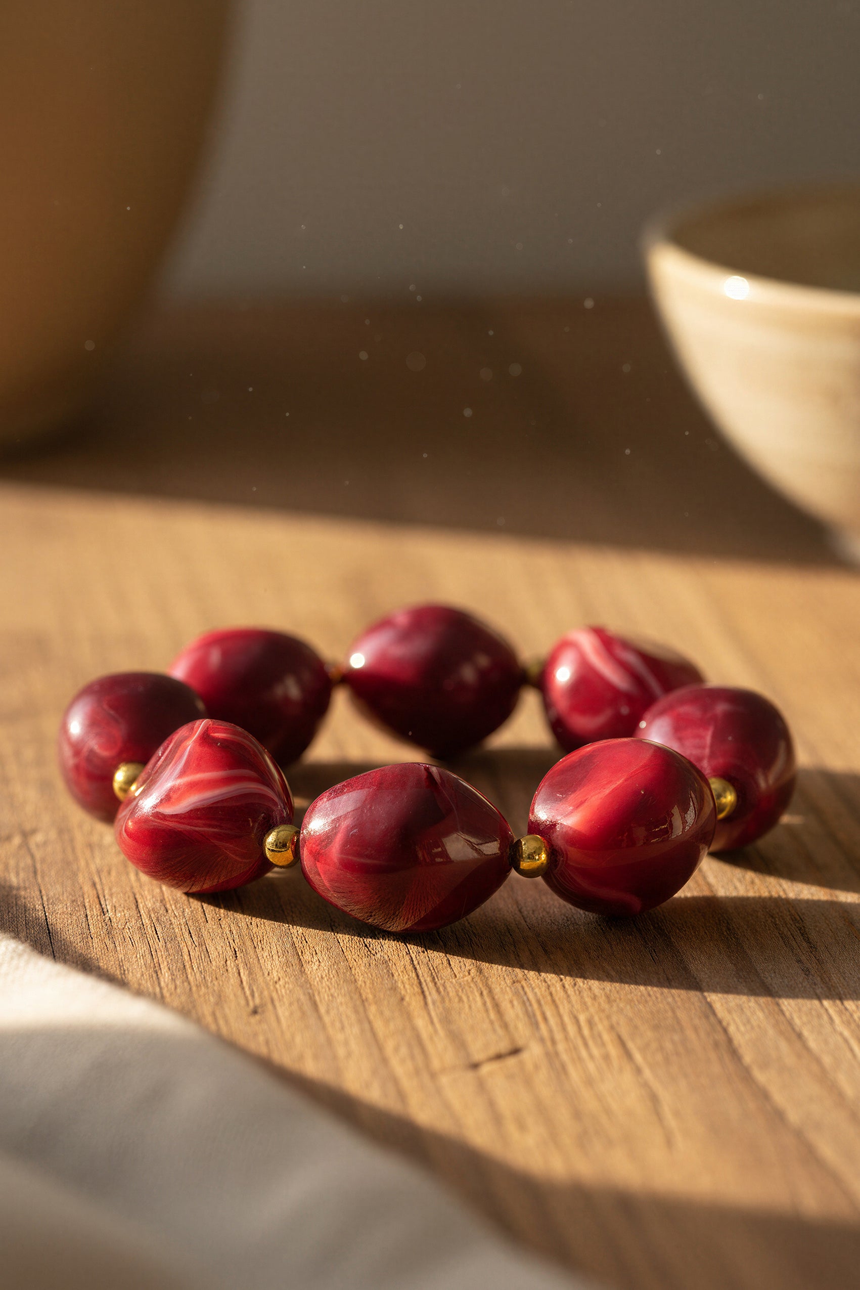 Perlenarmband, rot marmoriert