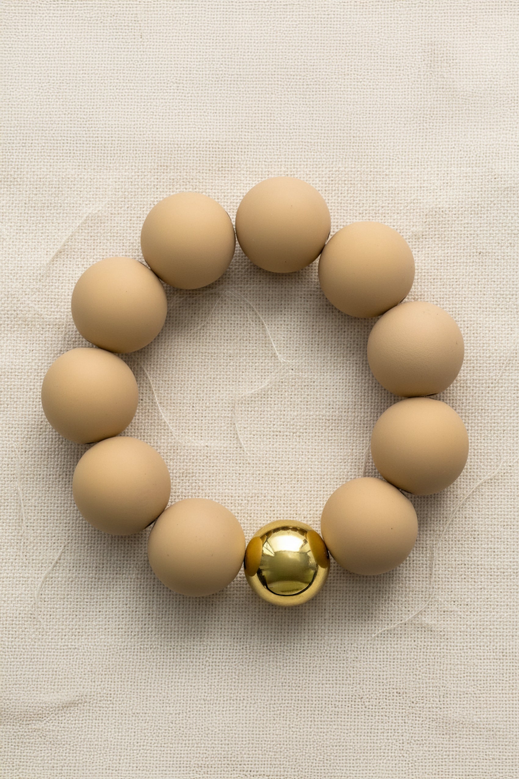 Armband aus Acryl mit goldfarbener Kugel