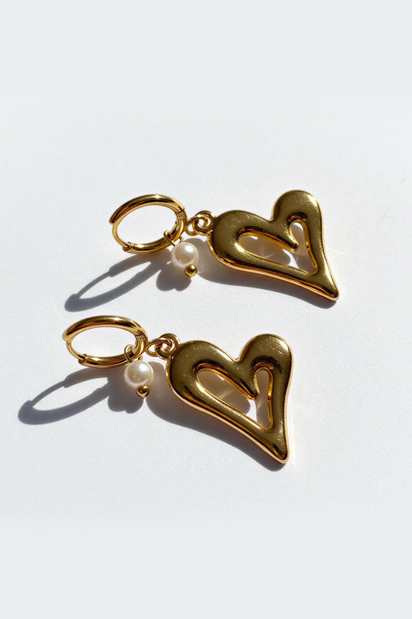 Herz-Ohrringe mit kleiner Perle