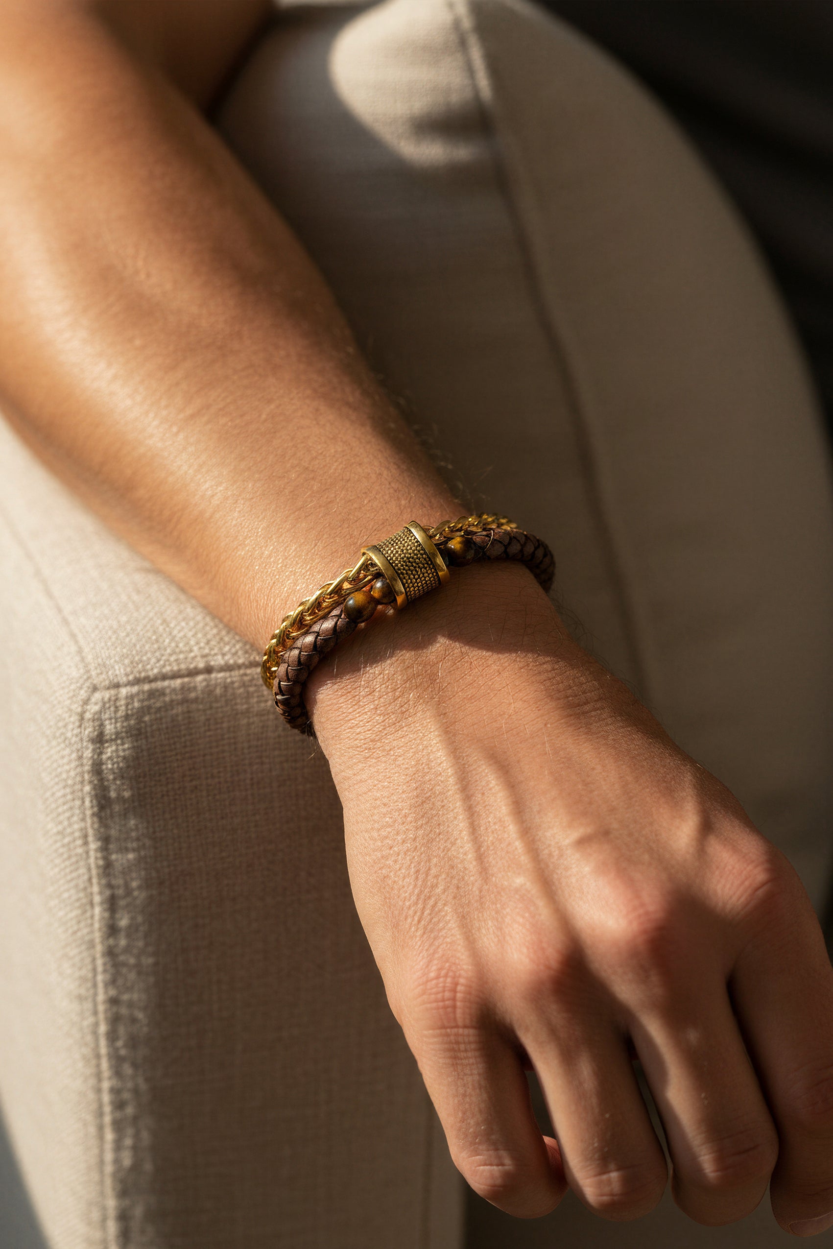 Herrenarmband Goldoptik mit Tigerauge-Perlen, Kette und geflochtenem Band