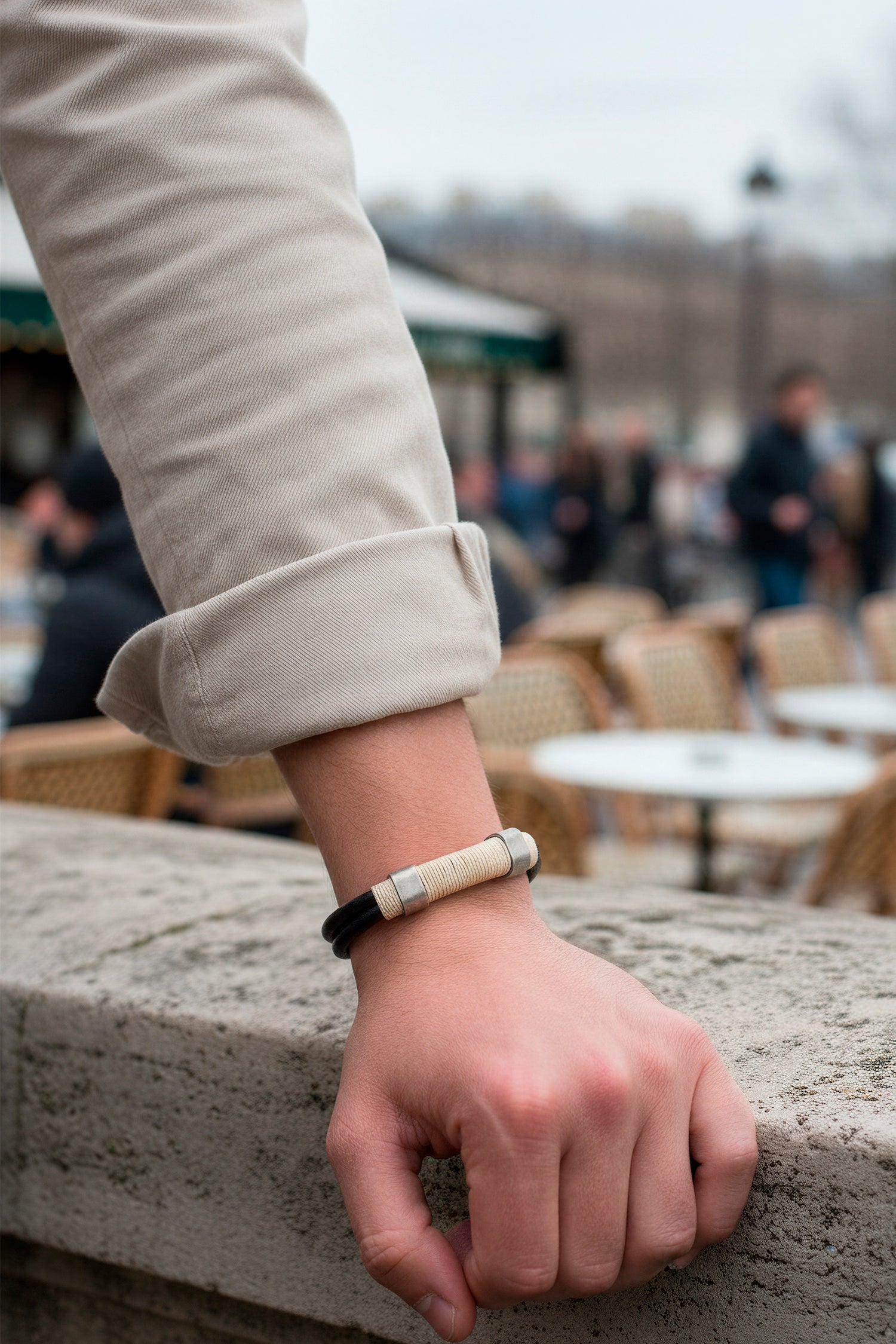 Herrenarmband Schwarz mit beigem Banddetail und Edelstahlverschluss