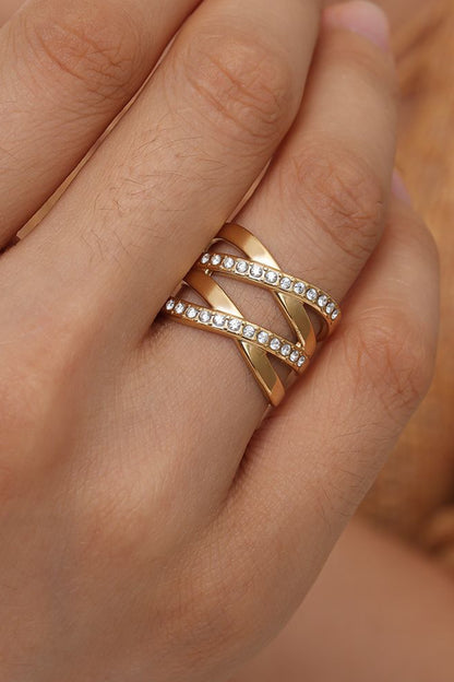 Eleganter Kreuzring aus goldfarbenem Edelstahl mit Zirkonia