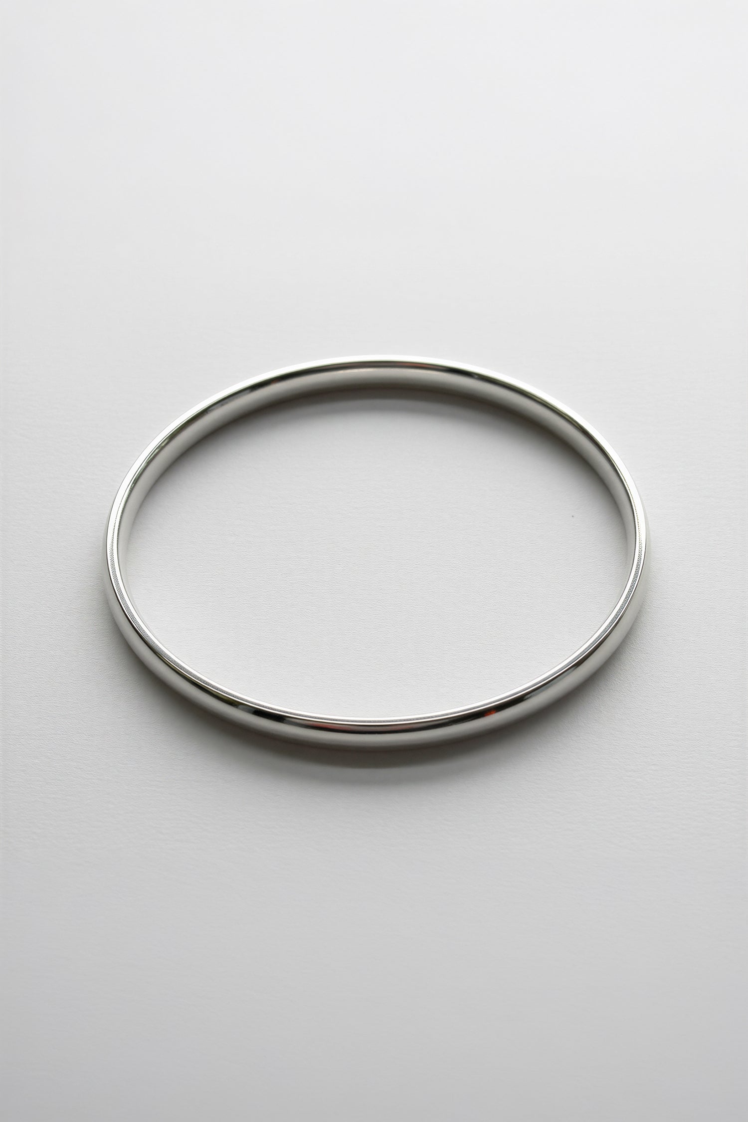 Schmaler Armreif aus Edelstahl in Silber