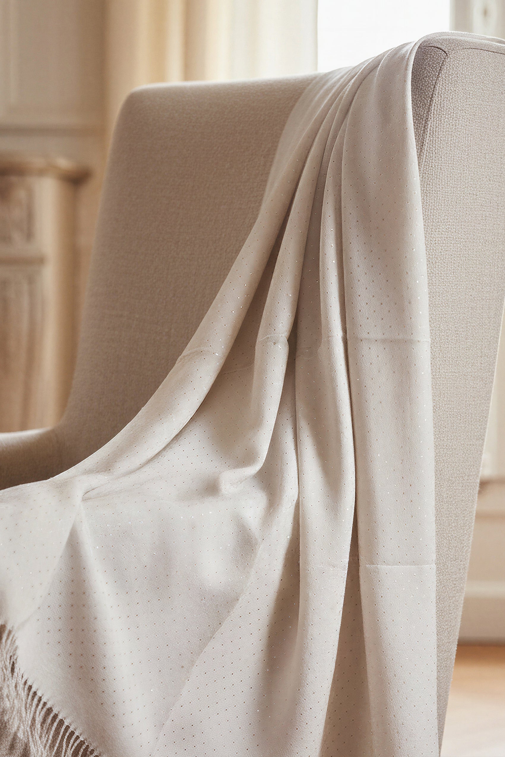 Schal in Creme mit Fransen und Strass-Details