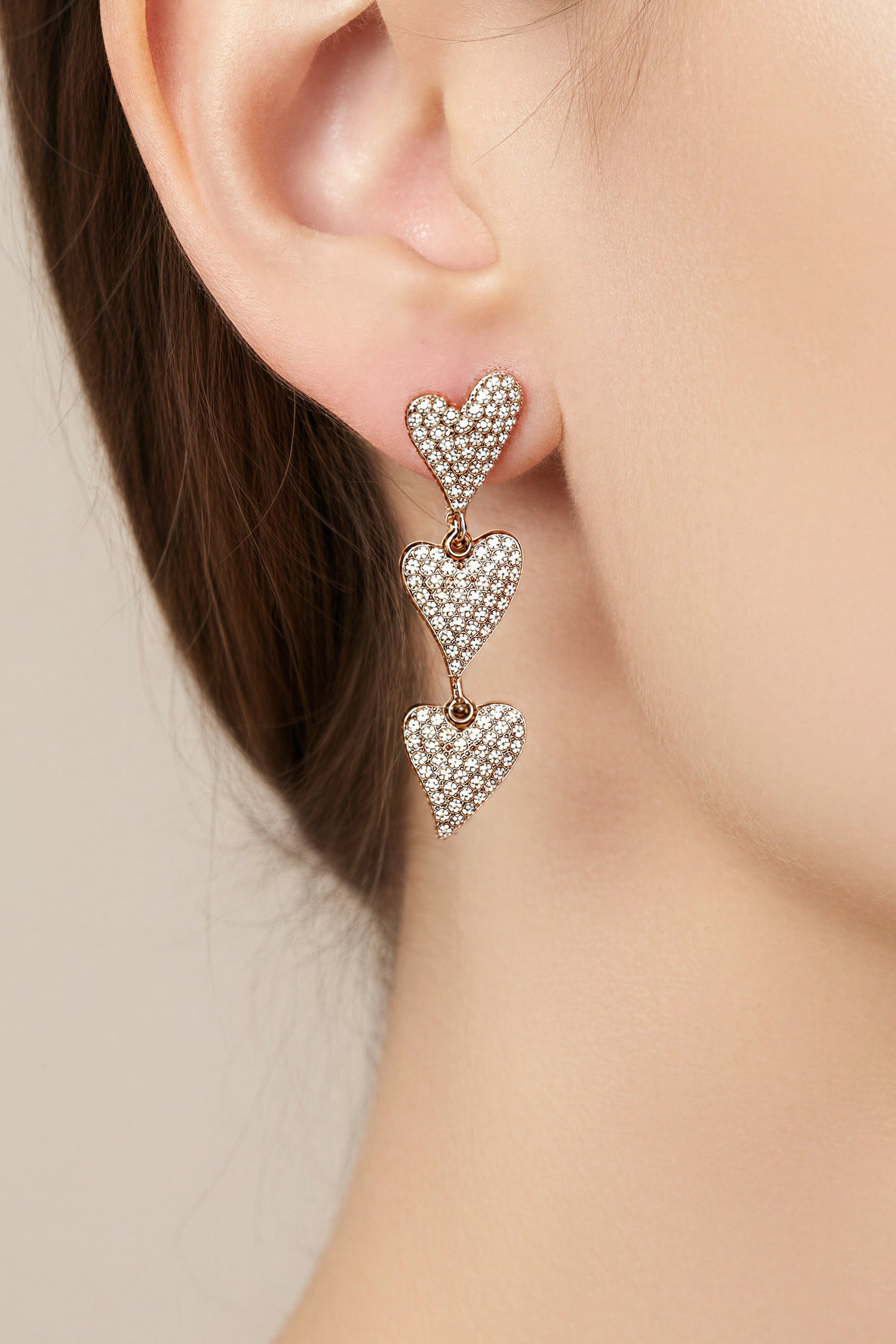 Dreifach Herz Ohrhänger mit funkelnden Strasssteinen