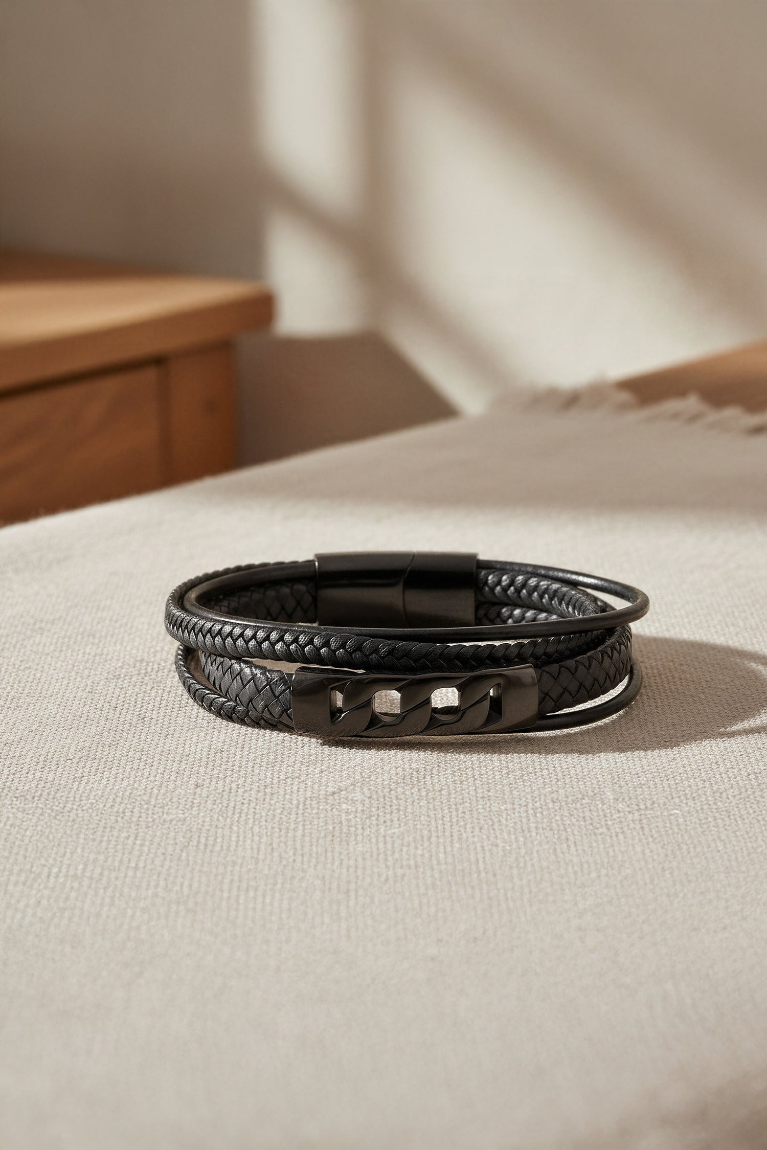 Herren Kunstlederarmband in Schwarz mit geflochtenen Strängen und Edelstahlverschluss