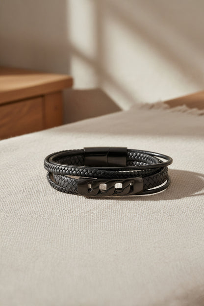 Herren Kunstlederarmband in Schwarz mit geflochtenen Strängen und Edelstahlverschluss