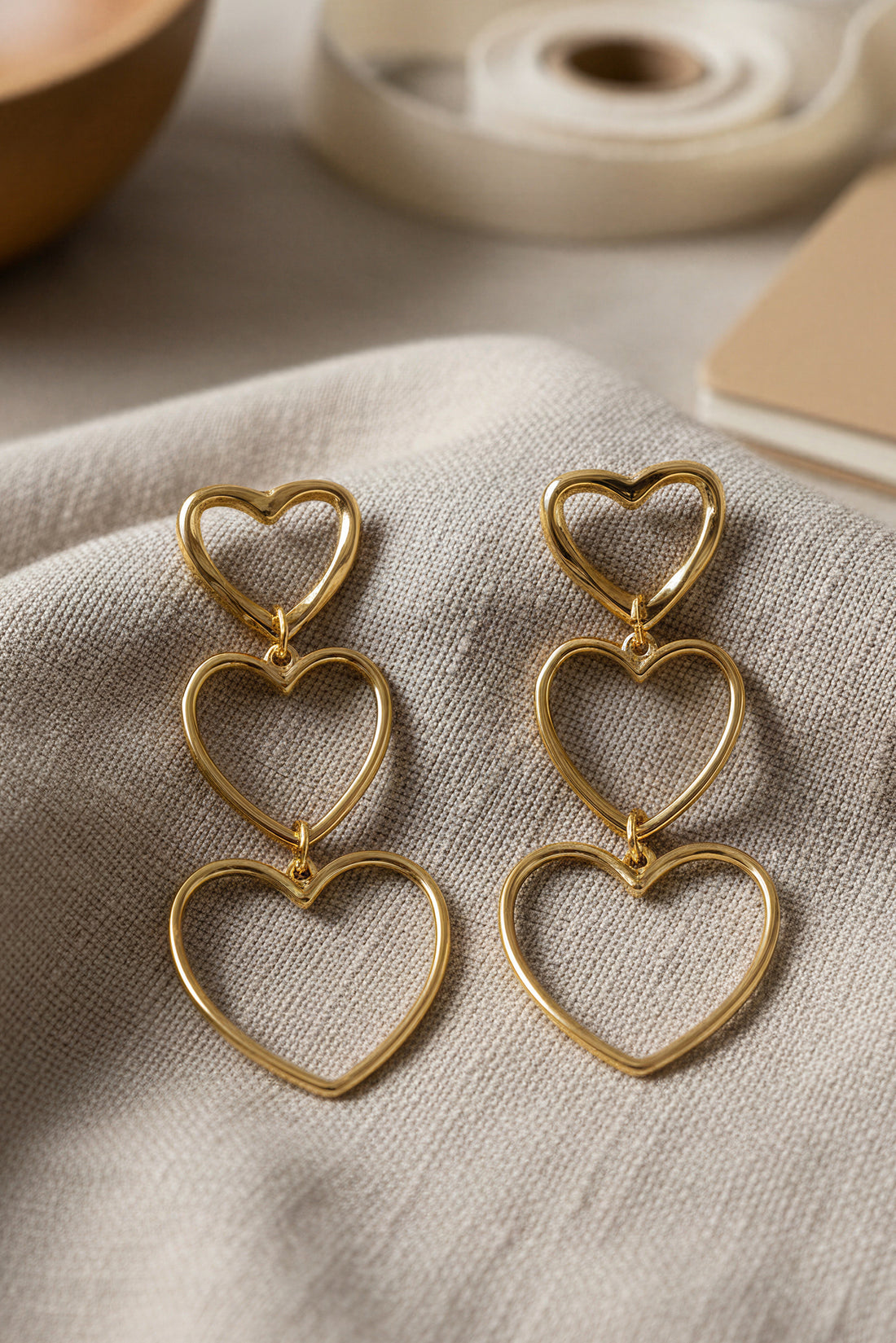 Elegante Ohrhänger mit dreifachem Herzmotiv