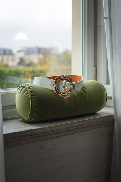 Ledergürtel mit goldener Schnalle in Blumenform, weiß