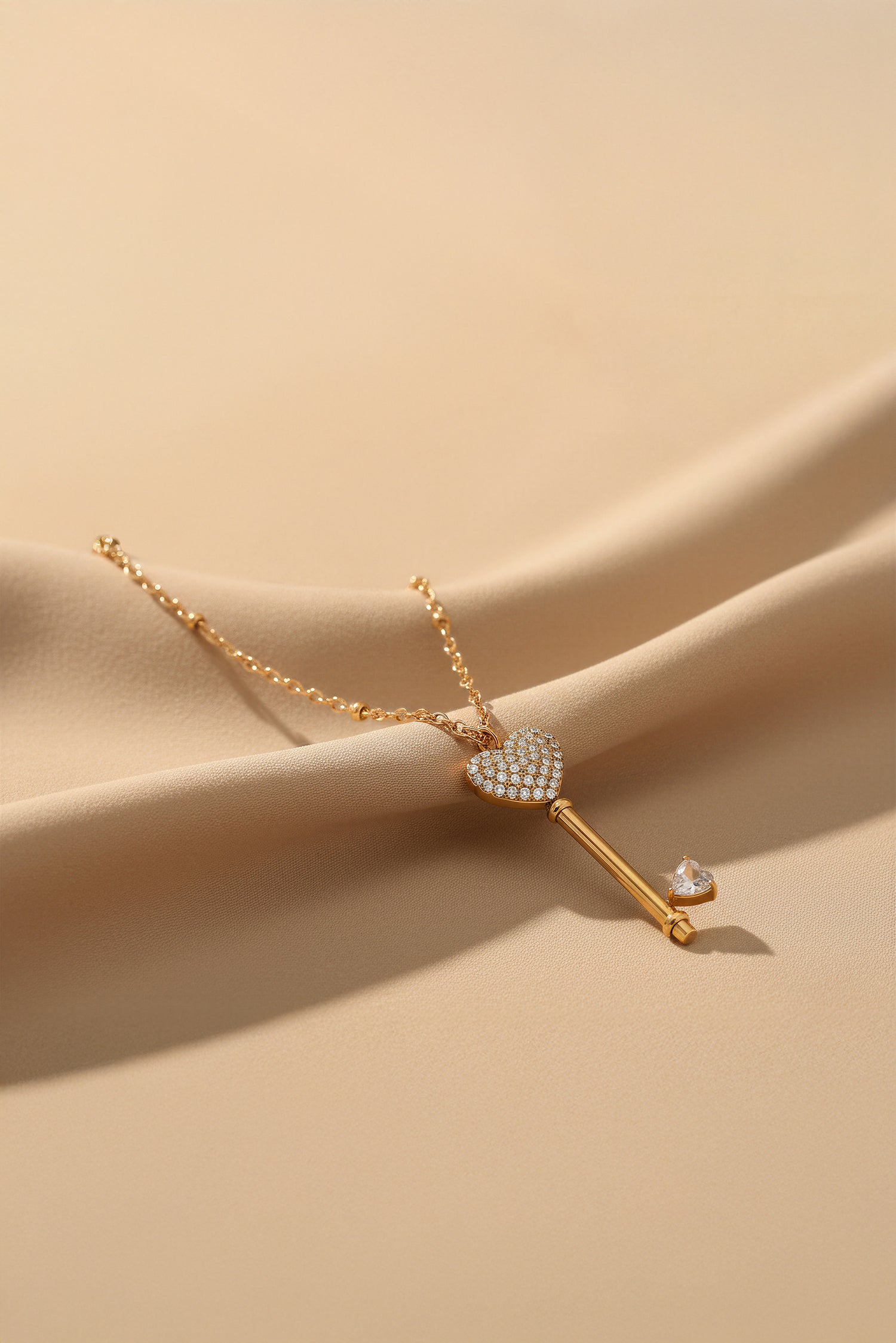 Feine Herzkette mit funkelndem Schlüsselanhänger